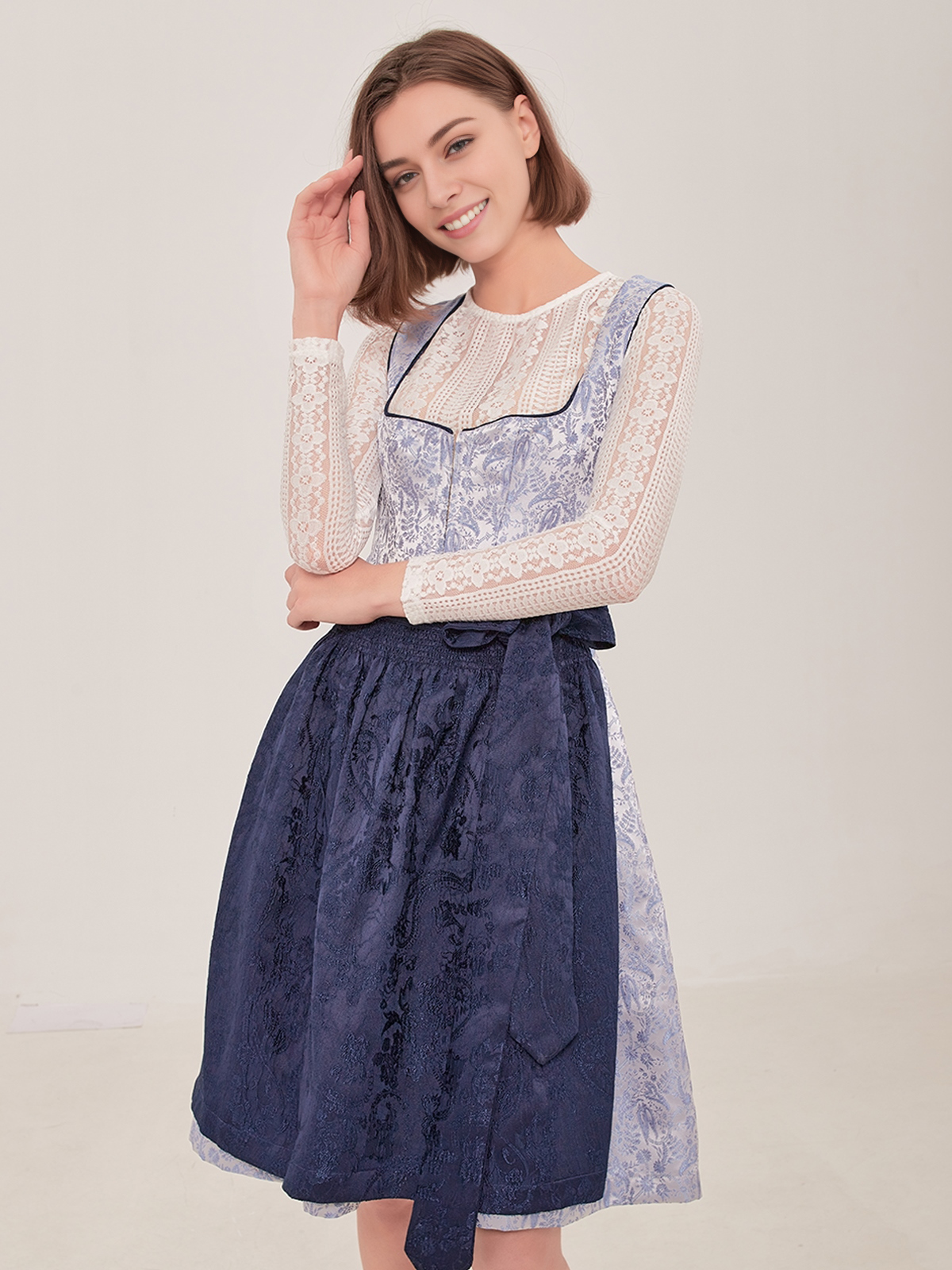 Dirndl in Blau mit beiger Bluse
