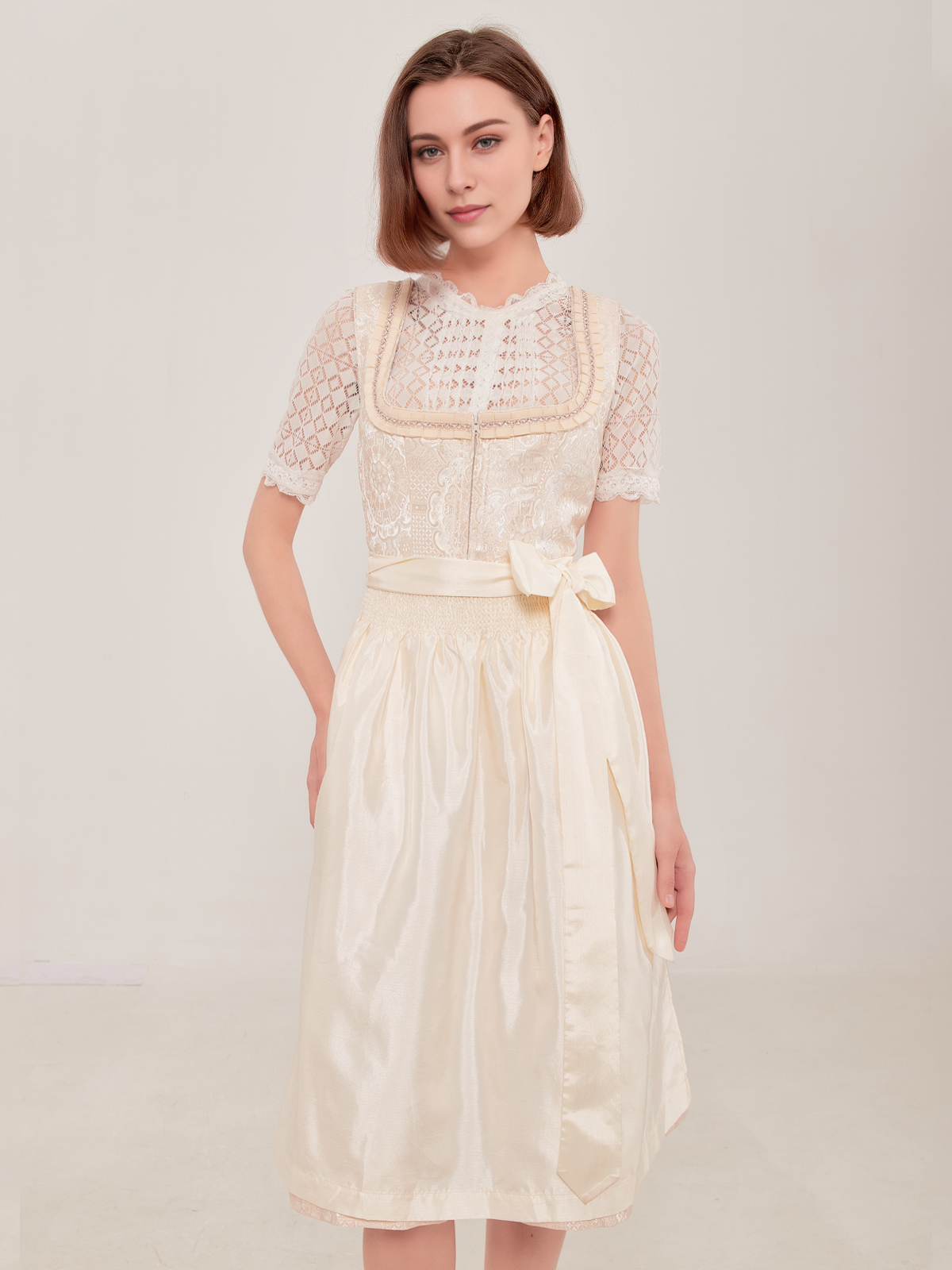 Klassisches Dirndl in Weiß