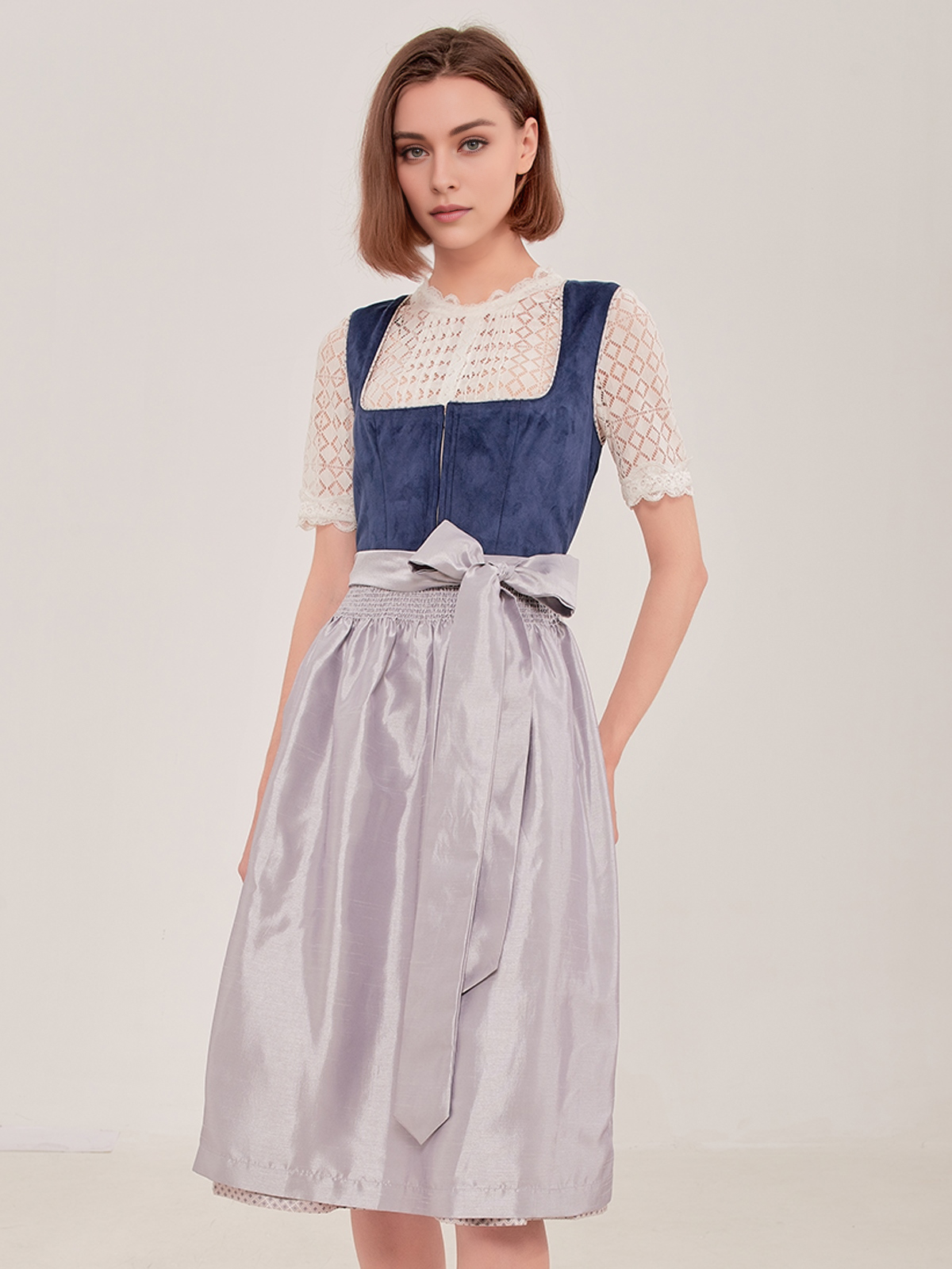 Dirndl in Blau mit 70 cm Rocklänge