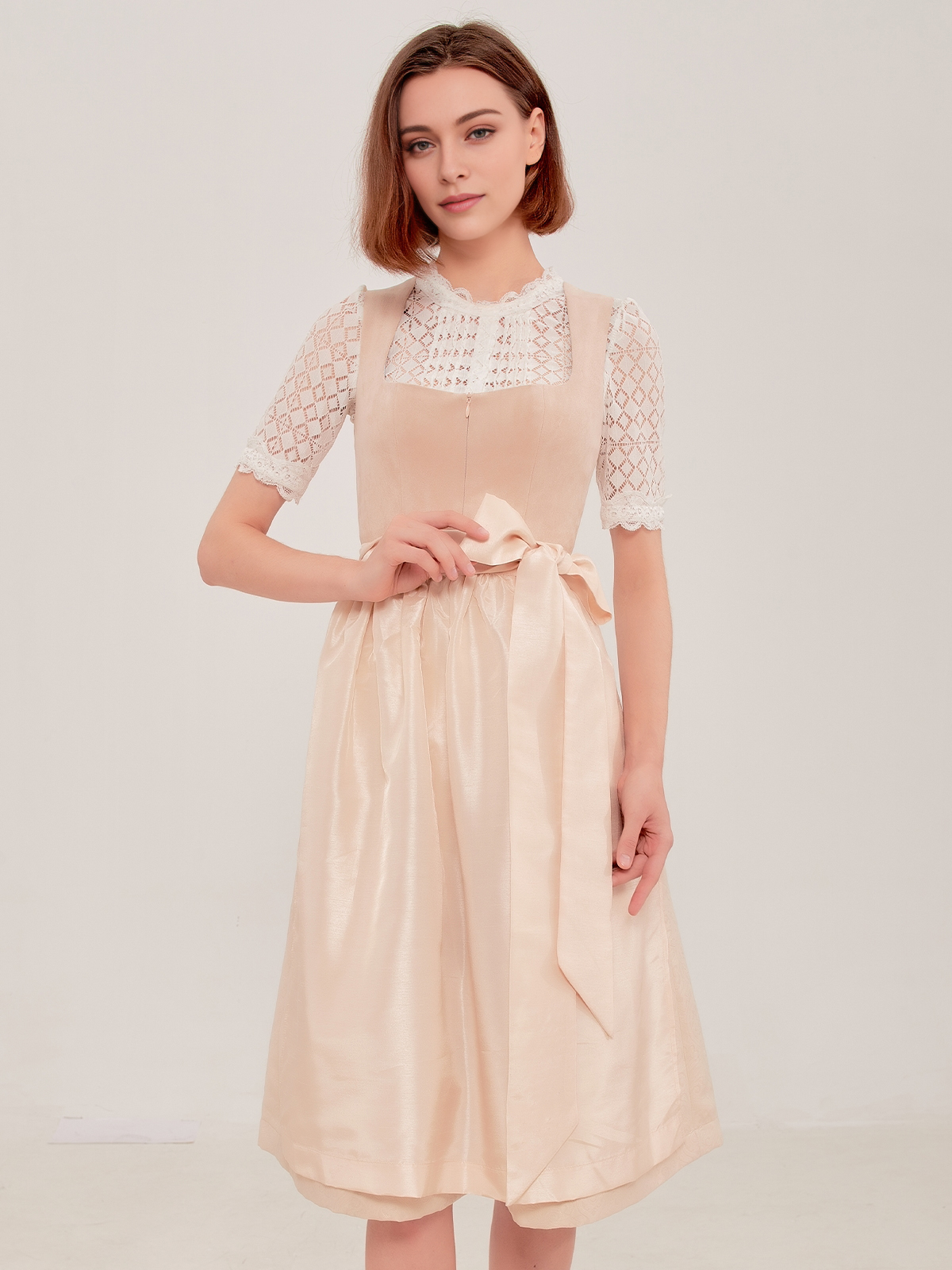 Modernes Beige-Dirndl mit Reißverschluss vorne