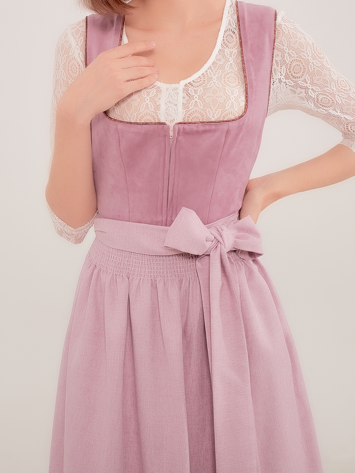 Modernes lila Dirndl mit eleganter Länge