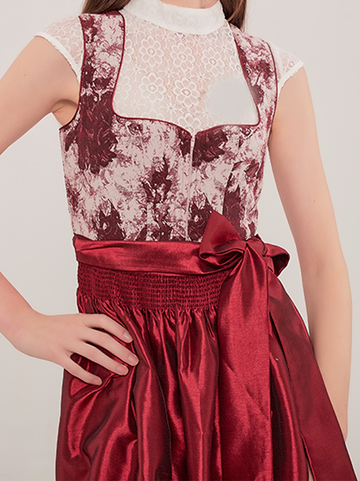 Dirndl in Rot – elegant und zeitlos