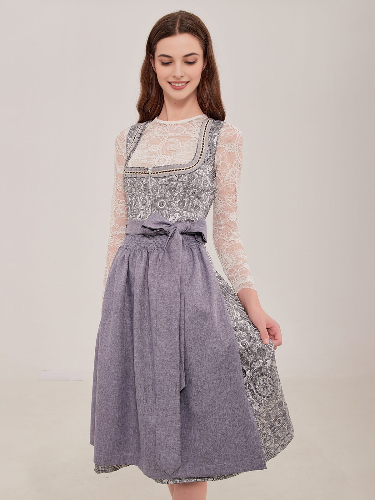 Dirndl mit grauem Stoff und Spitzenbesatz