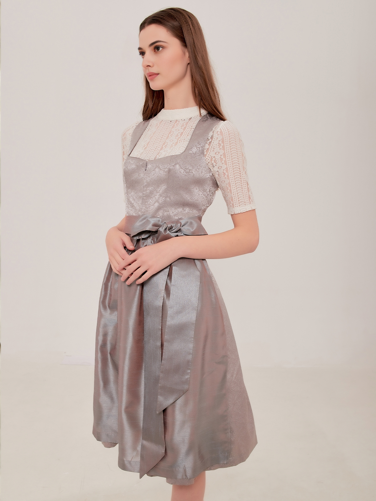 Beige Rosa Dirndl – Eleganz und Tradition vereint