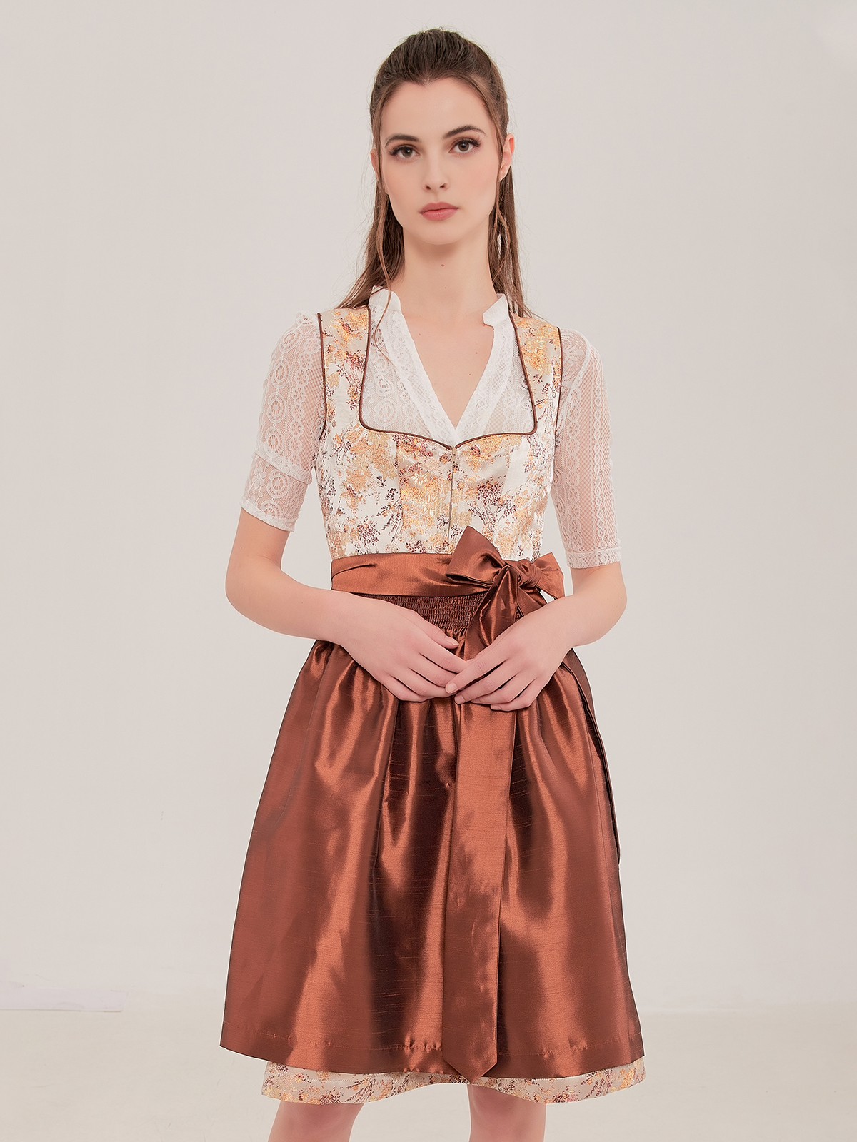 Oranges Dirndl – strahlend und voller Leben