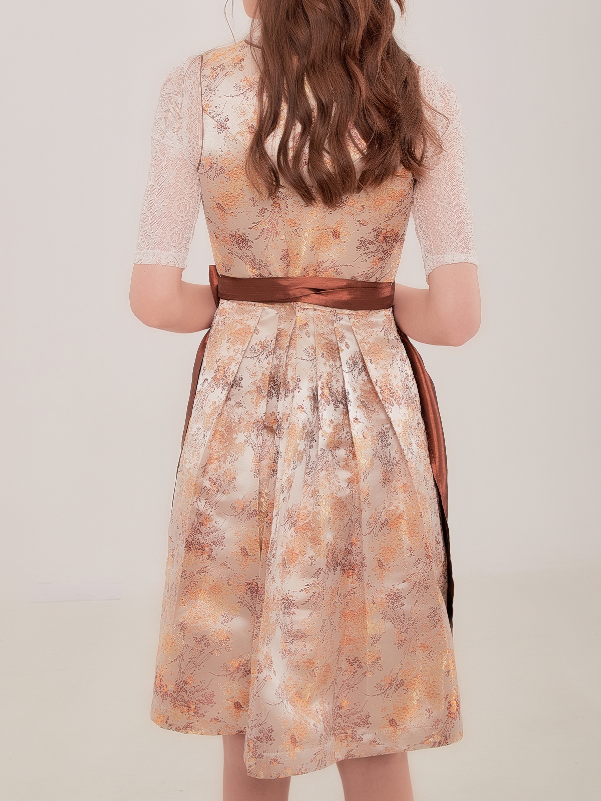 Dirndl mit V-Ausschnitt