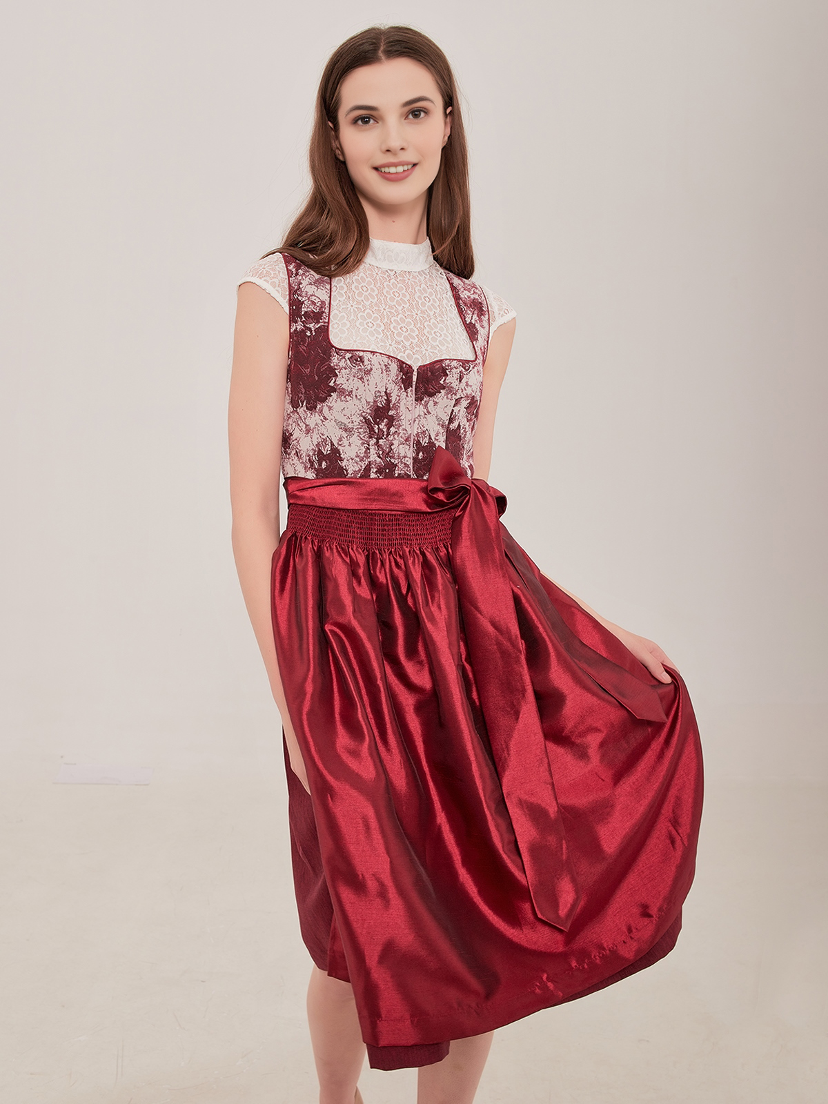 Modernes Langarm Dirndl in Rot mit raffiniertem Schnitt