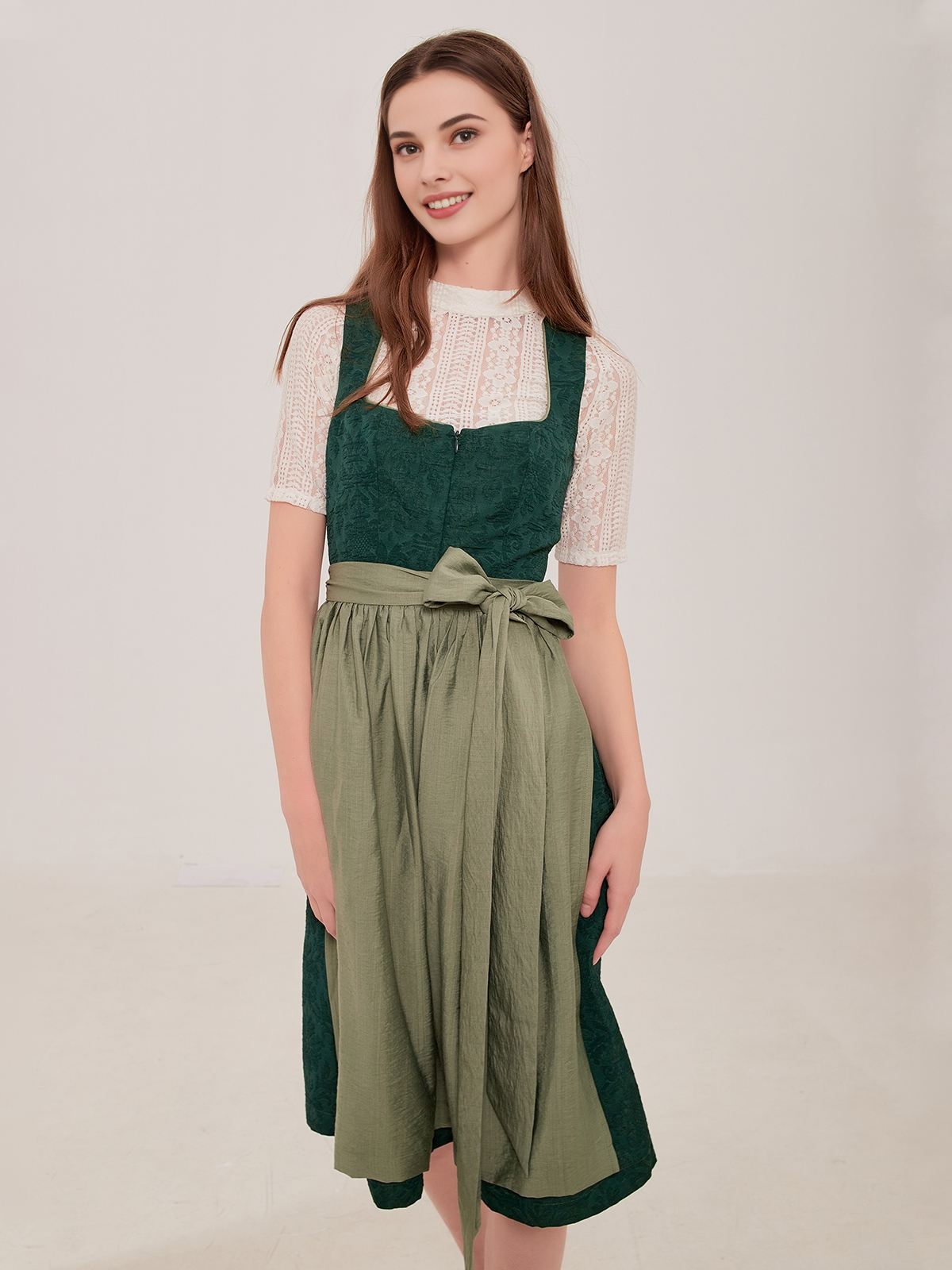 Samt Dirndl Blau – Eleganz und Tradition