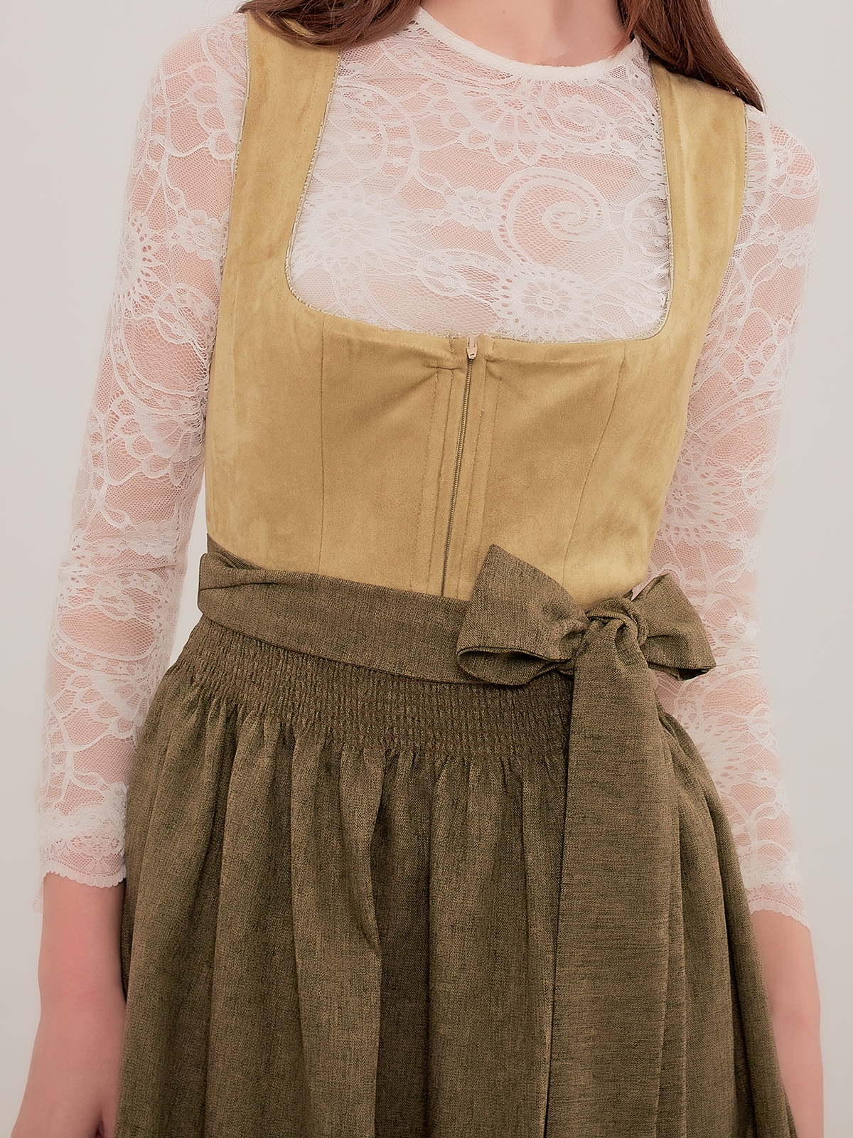 Dirndl in Grün mit lila Schürze