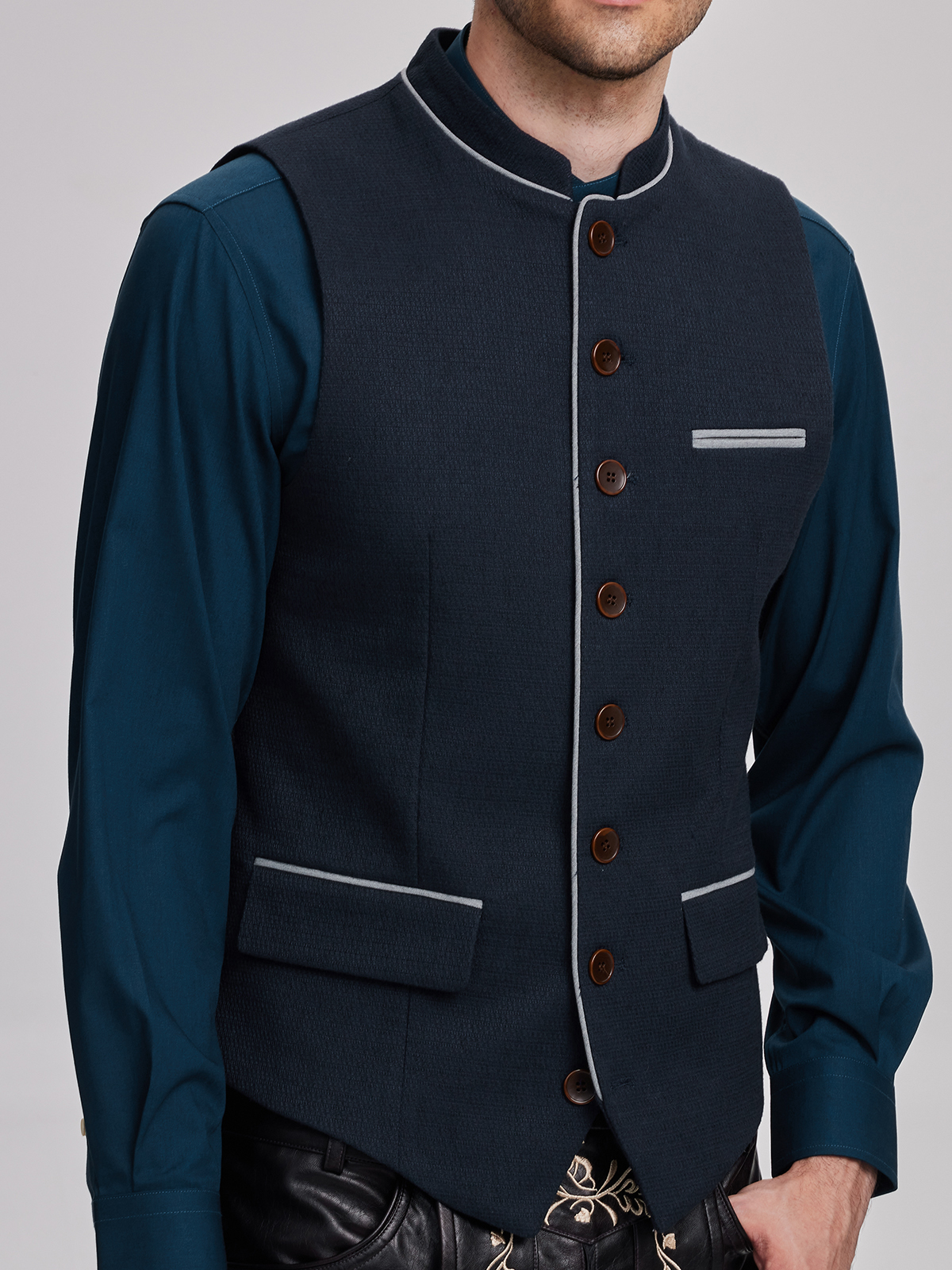 Modernes blaues Dirndl mit eleganter Weste
