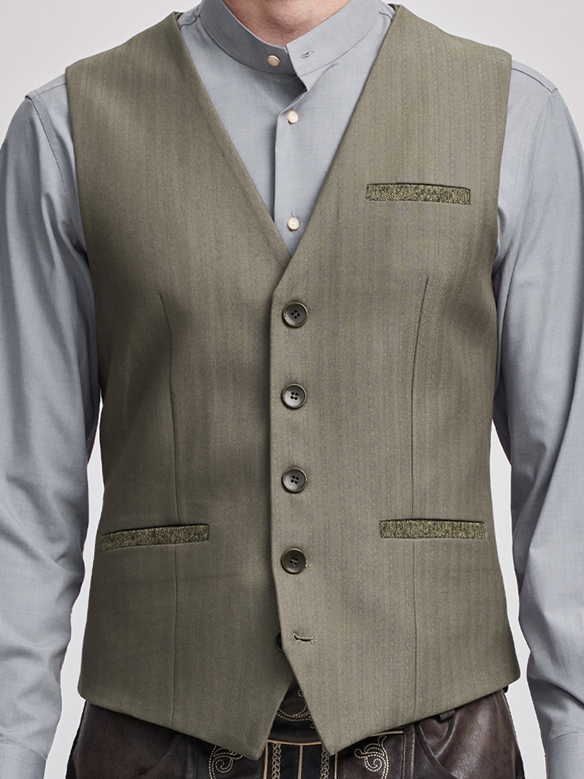 Graue Dirndlbluse mit brauner Weste
