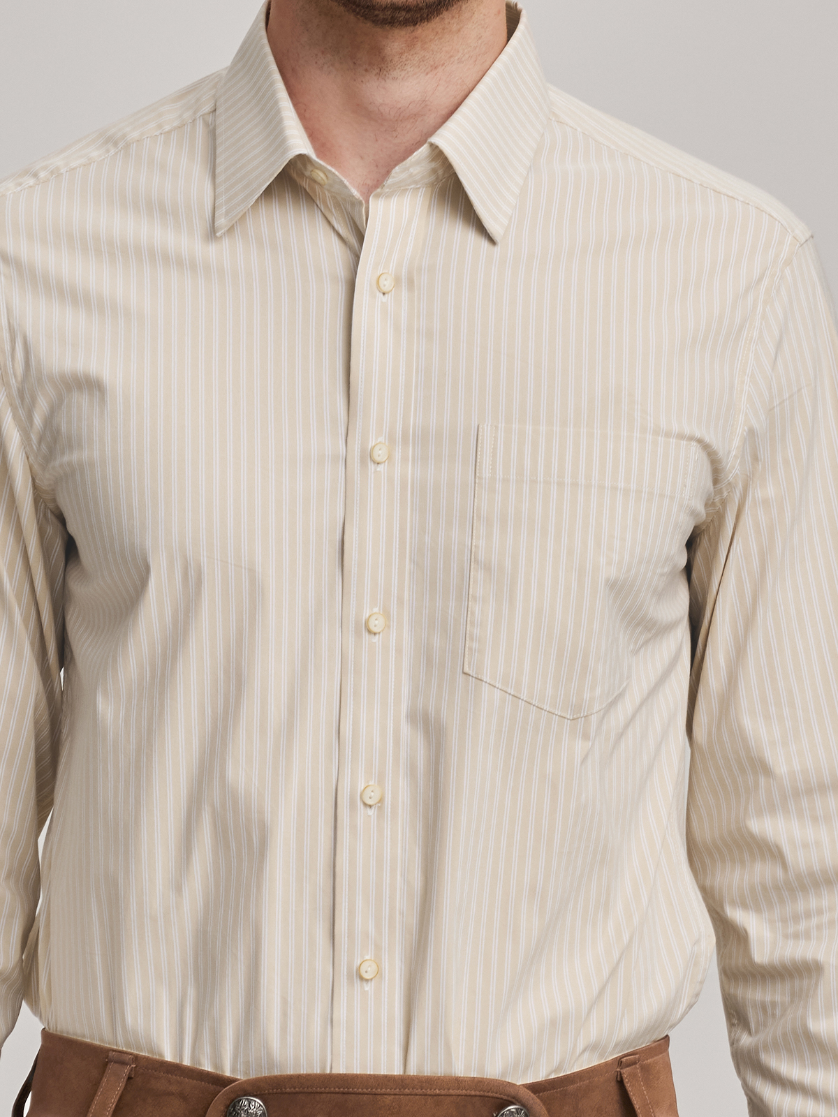 Modernes Dirndl in Gelb mit taillenbetontem Schnitt