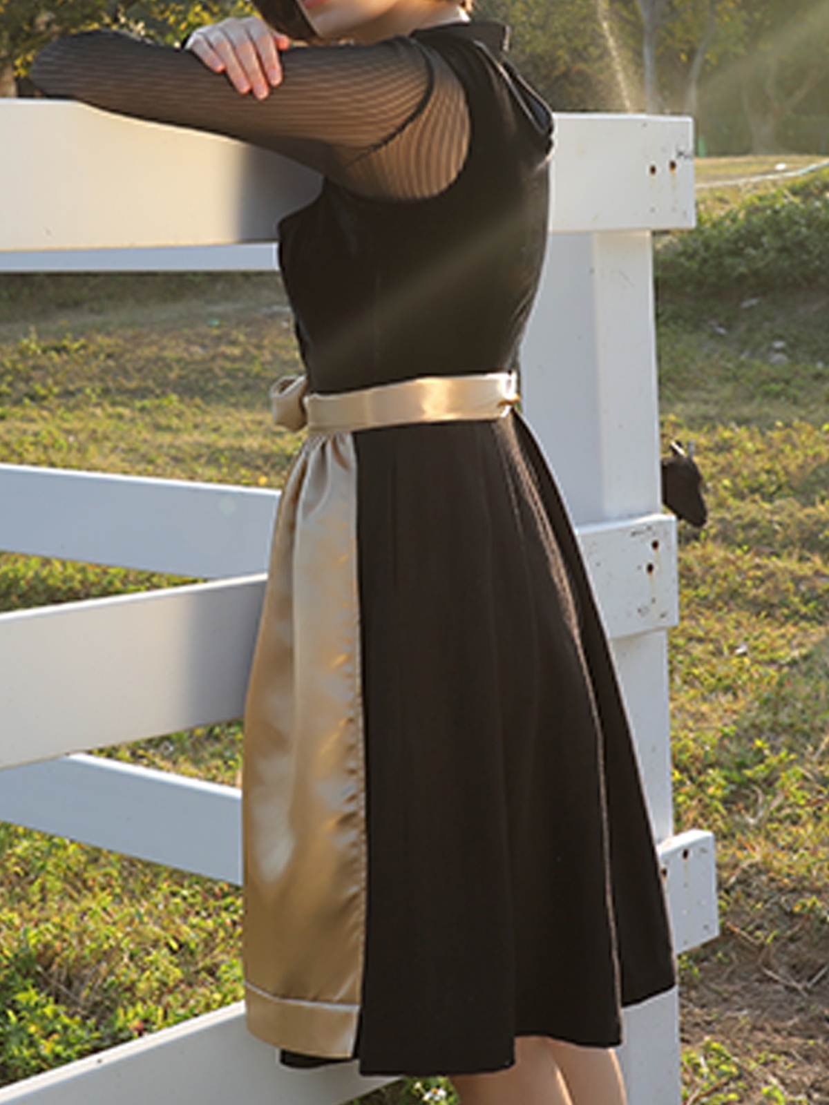 Ein elegantes rot-schwarzes Dirndl mit raffinierten Details