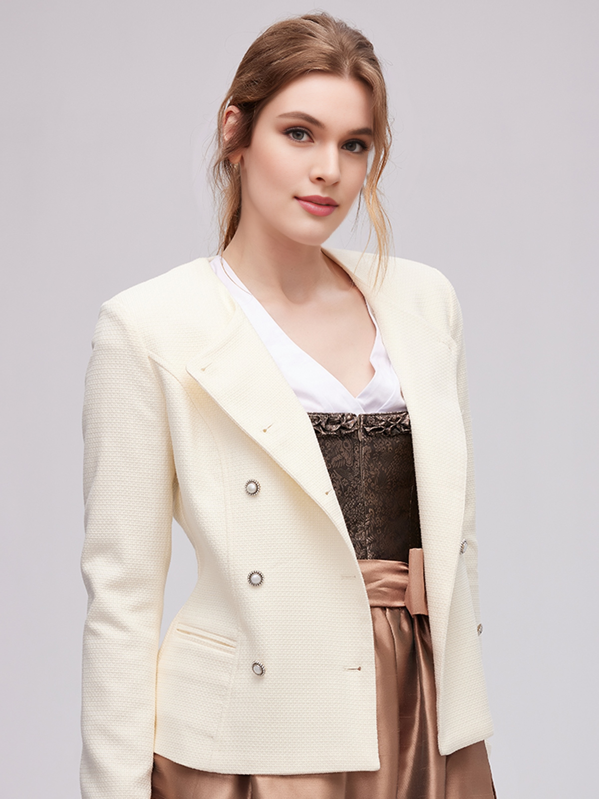 Dirndl in Weiß – Eleganz pur