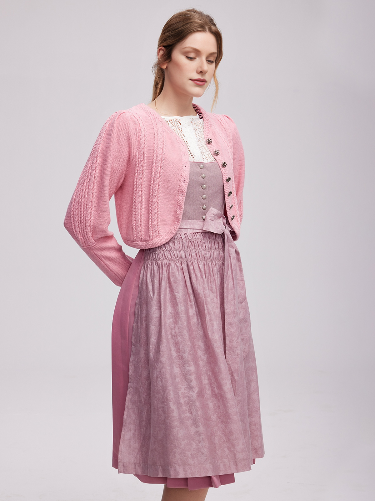 Beiges Dirndl mit rosa Strickjacke