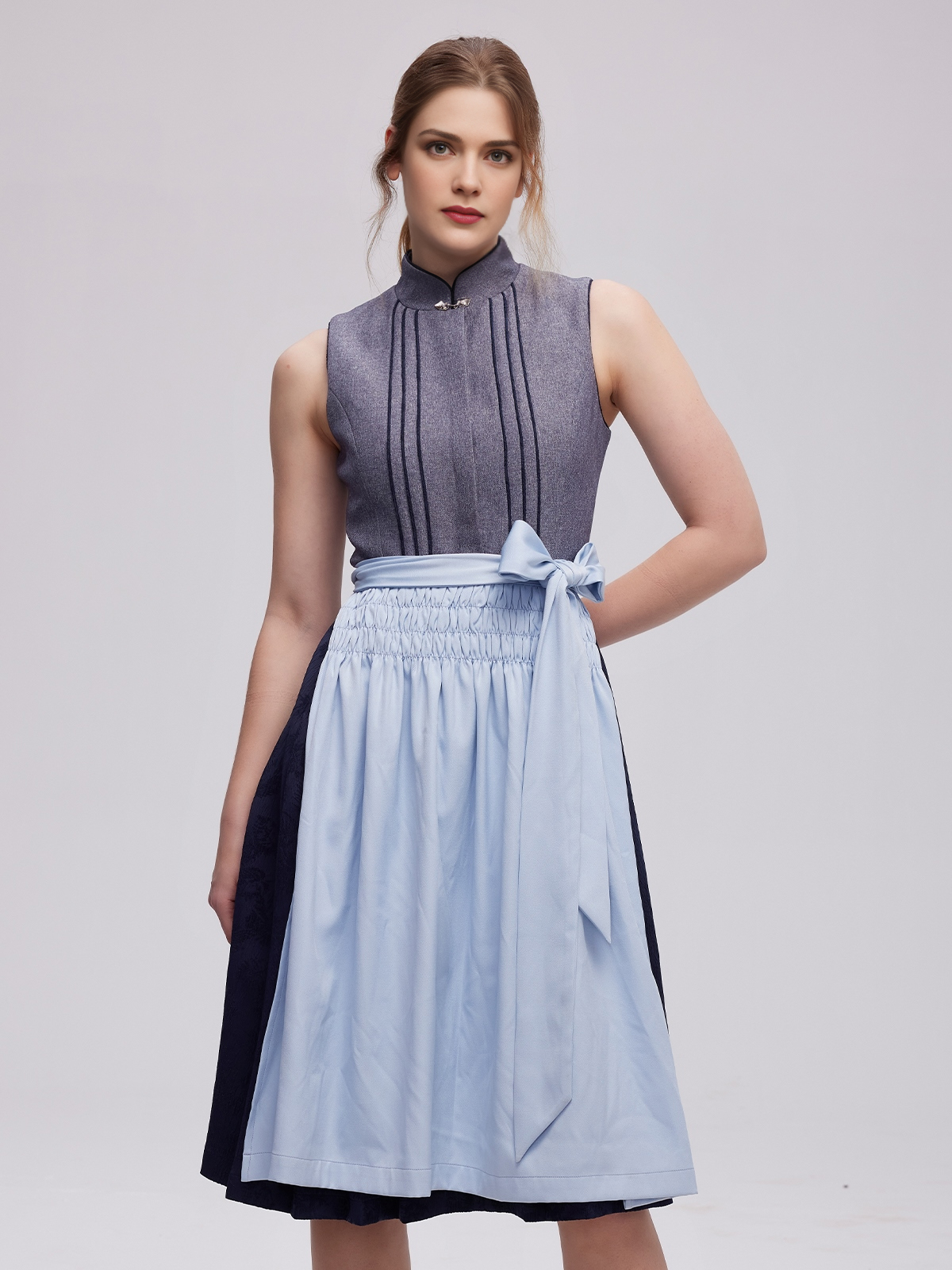 Hellblau Dirndl mit grauer Schürze