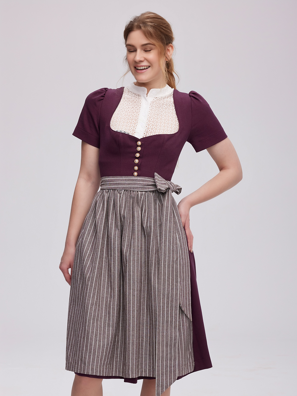 Dirndl in Lila mit roter Schürze