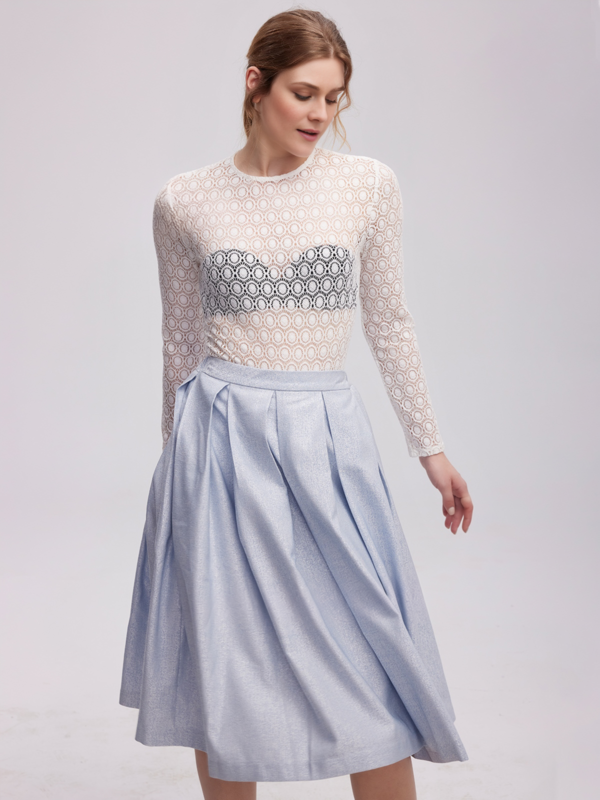 Modernes Dirndl mit sommerblusen kurzarm in Blau