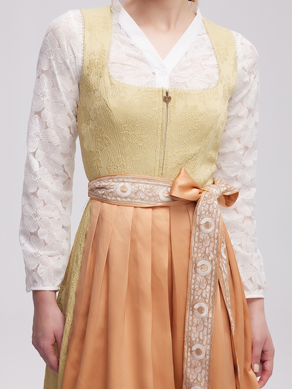 Modernes Dirndl in Gelb