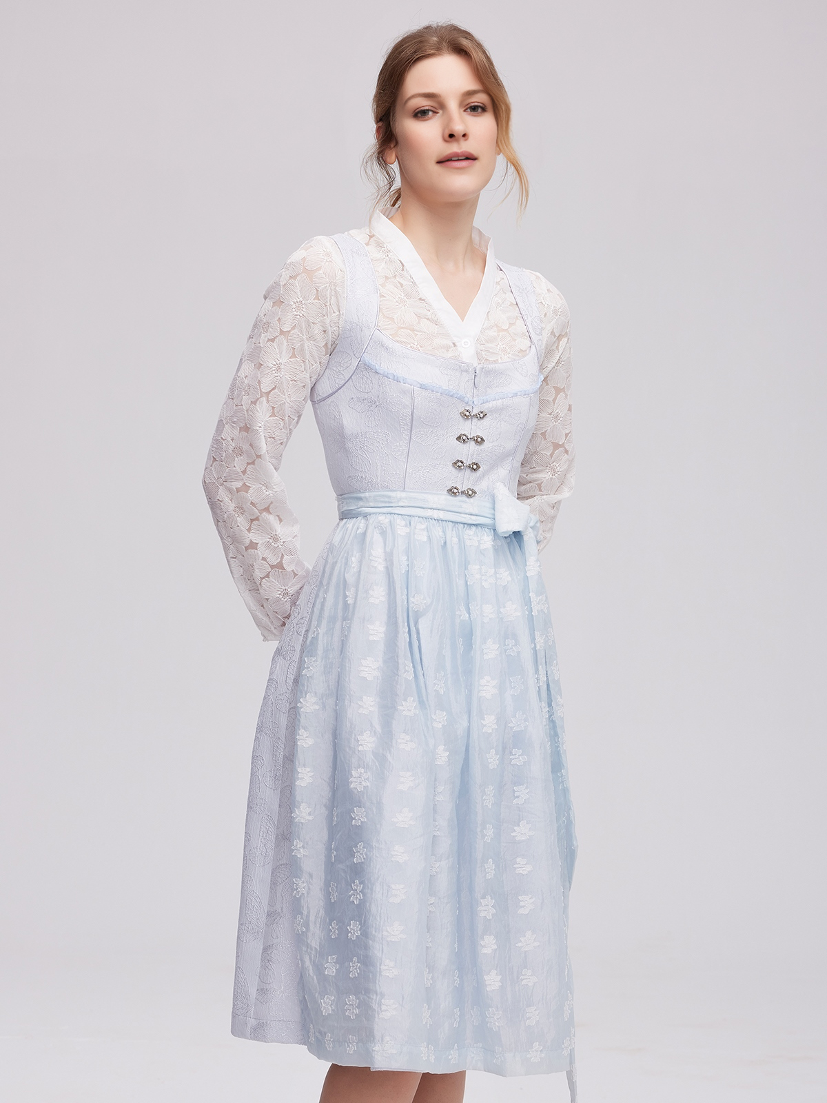 Blaues Dirndl mit floralen Details