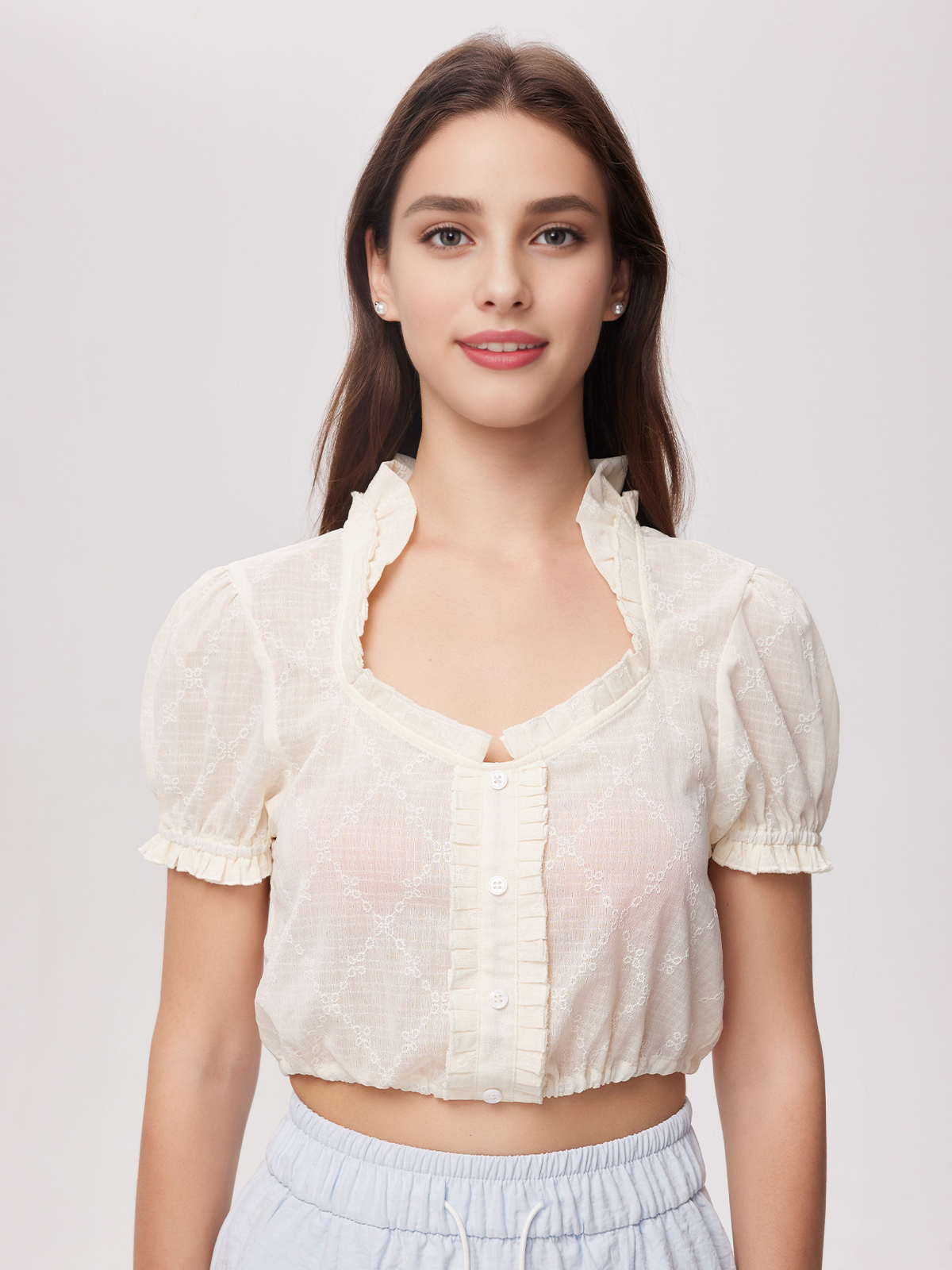 Modernes Dirndl mit geradem Ausschnitt