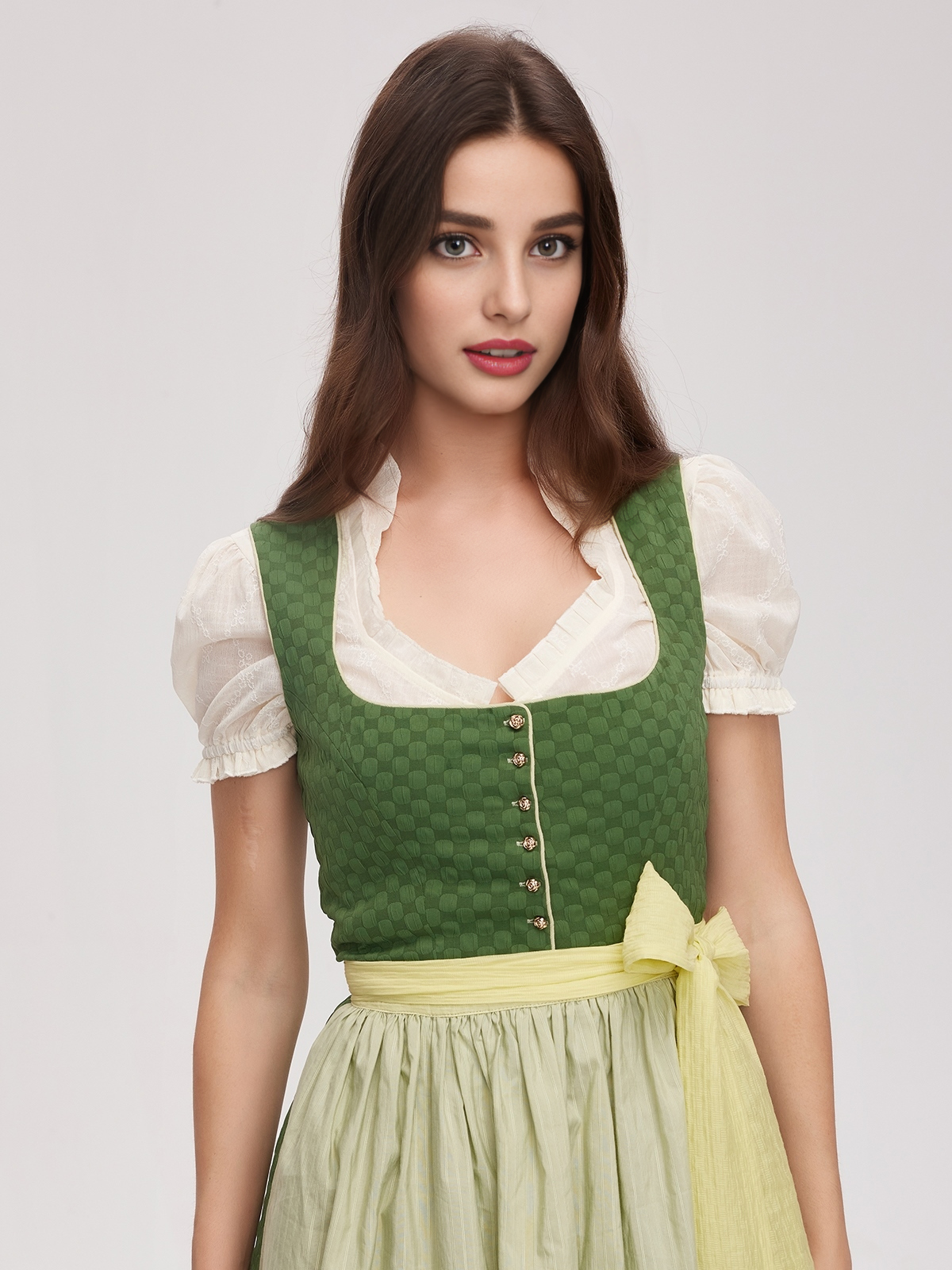 Dirndl in Flieder – Eleganz und Tradition vereint