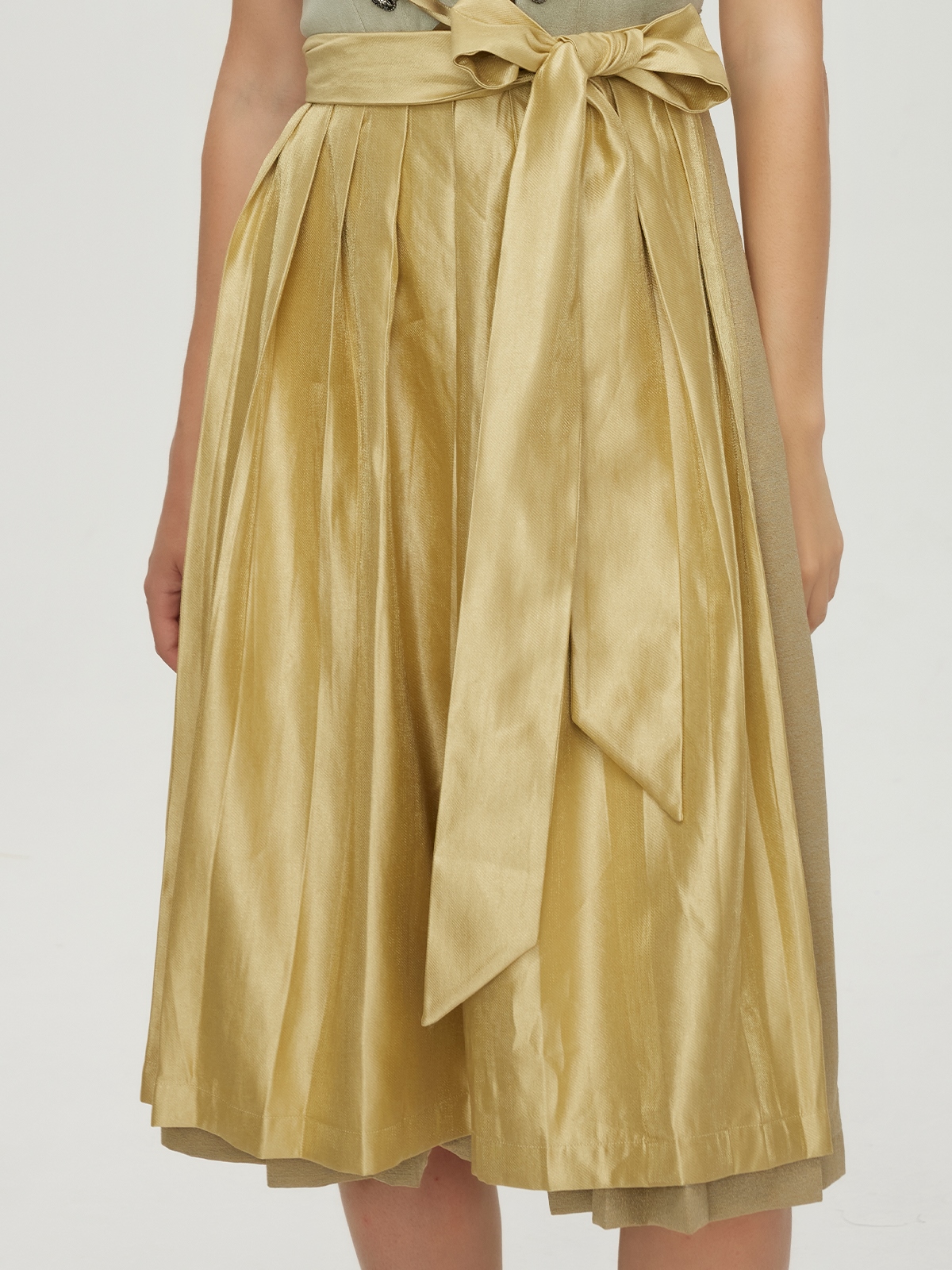 Ein elegantes rotes Dirndl mit floralen Details, perfekt für festliche Anlässe