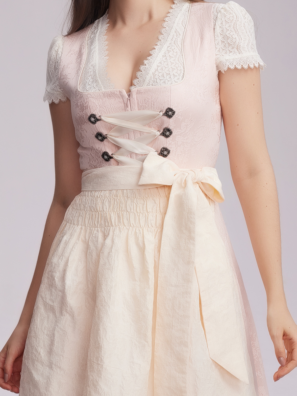 Dirndl in Rosa Samt