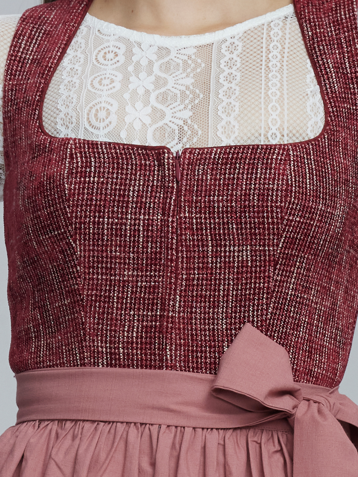 Modernes rot-grünes Dirndl mit frischem Design