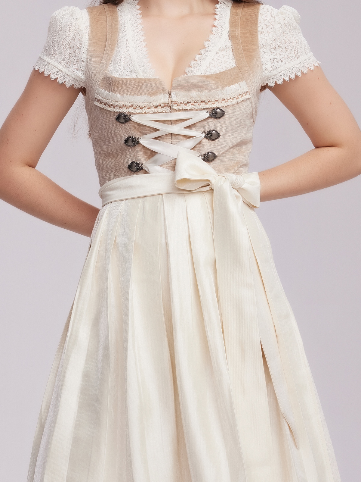 Dirndl in Braun mit rotem Mieder – perfekt für festliche Anlässe