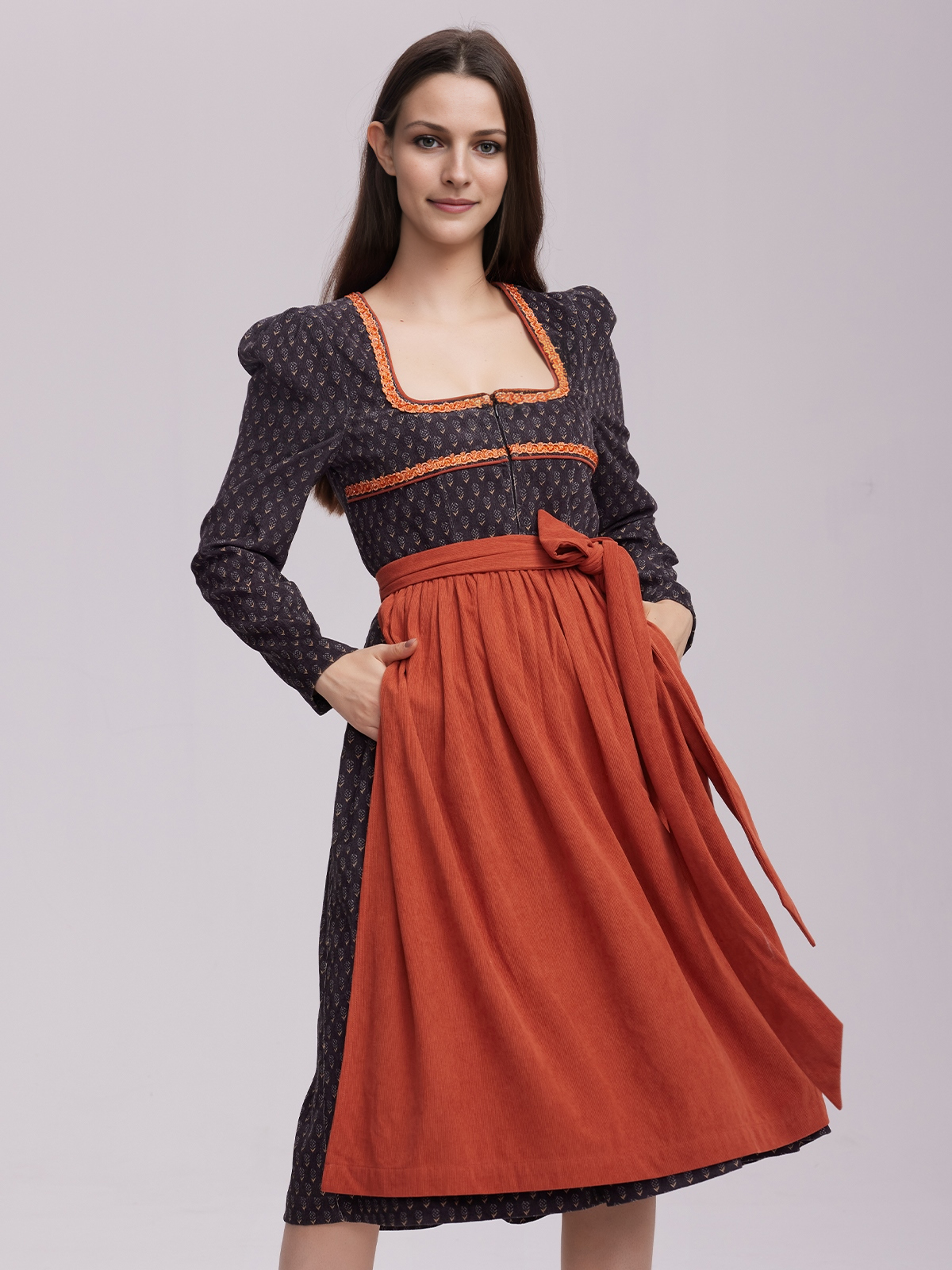 Ein modernes schwarzes Dirndl mit raffinierten Details