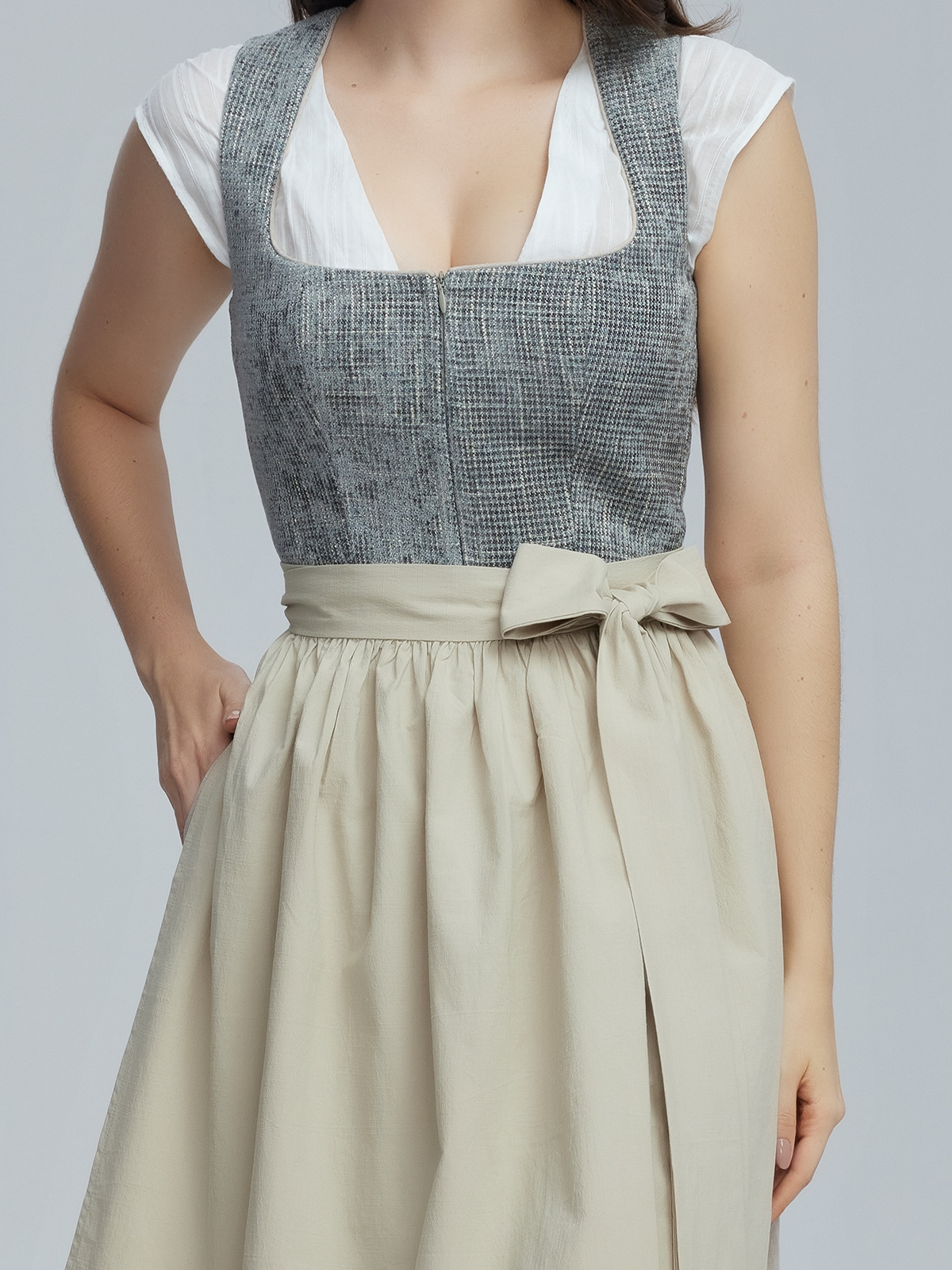 Dirndl in Grün mit modernen Accessoires