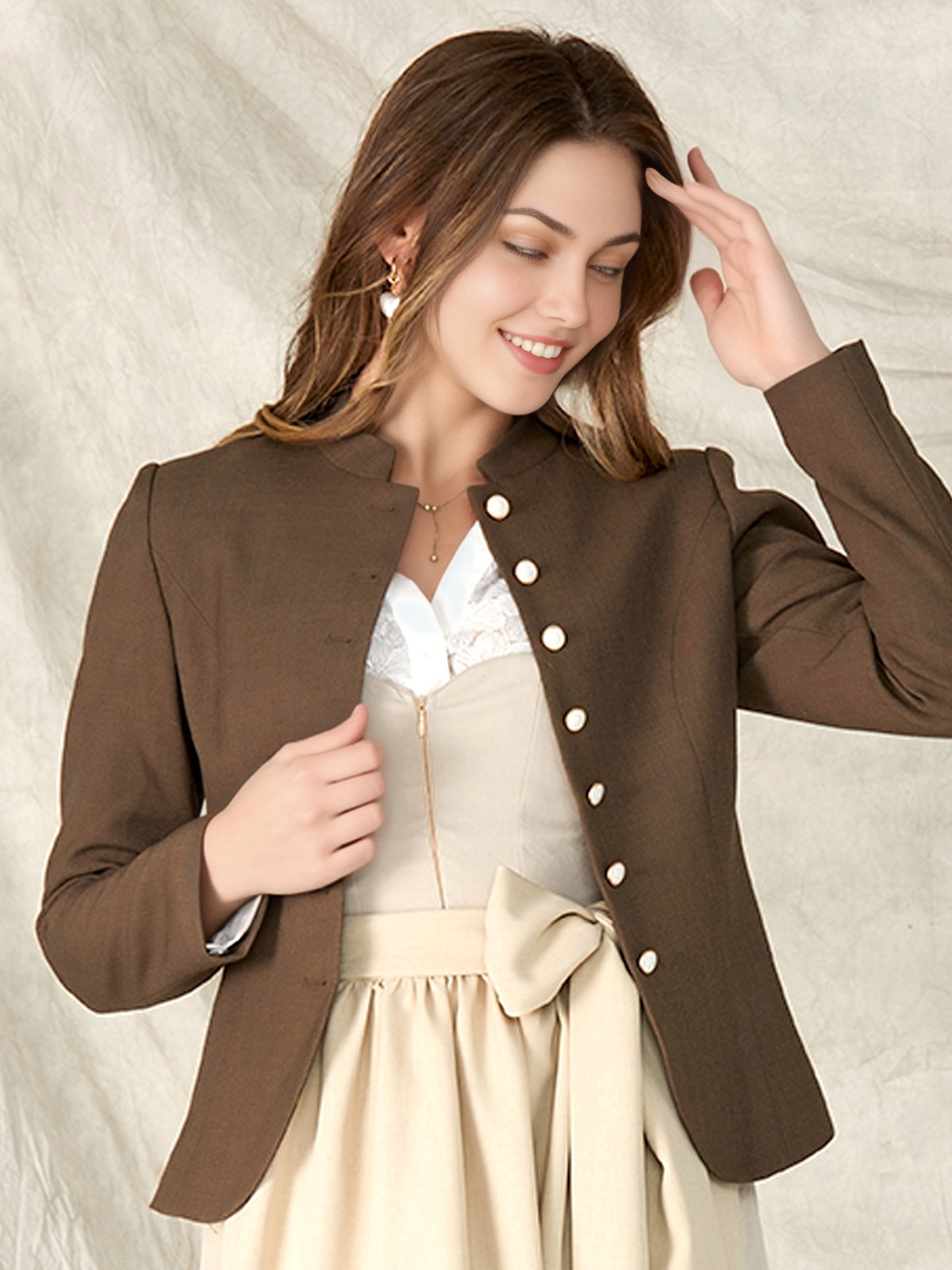 Modernes Dirndl mit Brauner Jacke