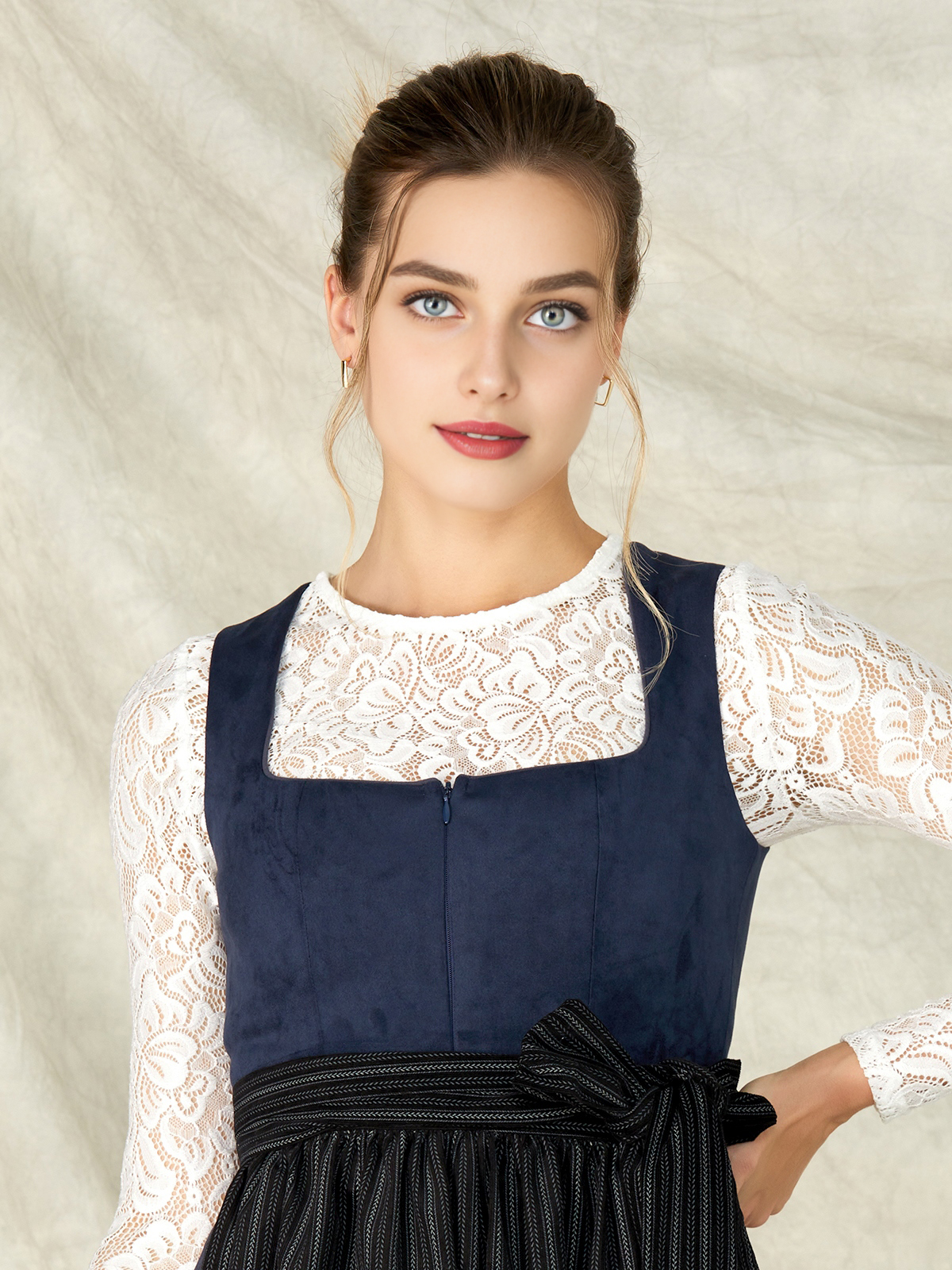 Dirndlbluse in Dunkelblau – zeitlos und elegant