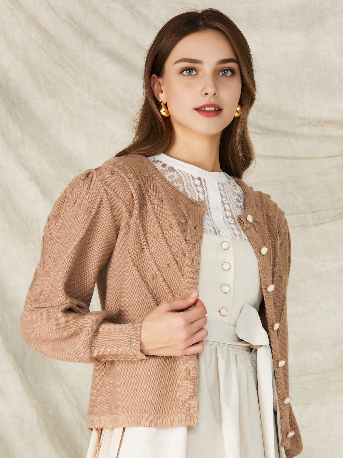 Modernes Flieder Dirndl mit eleganter Schnürung