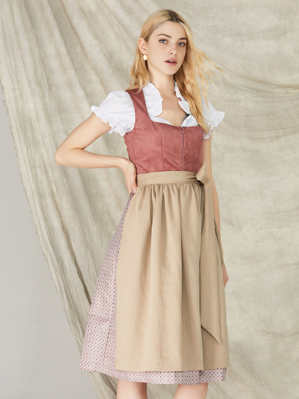 Dirndl Royalblau in modernem Design