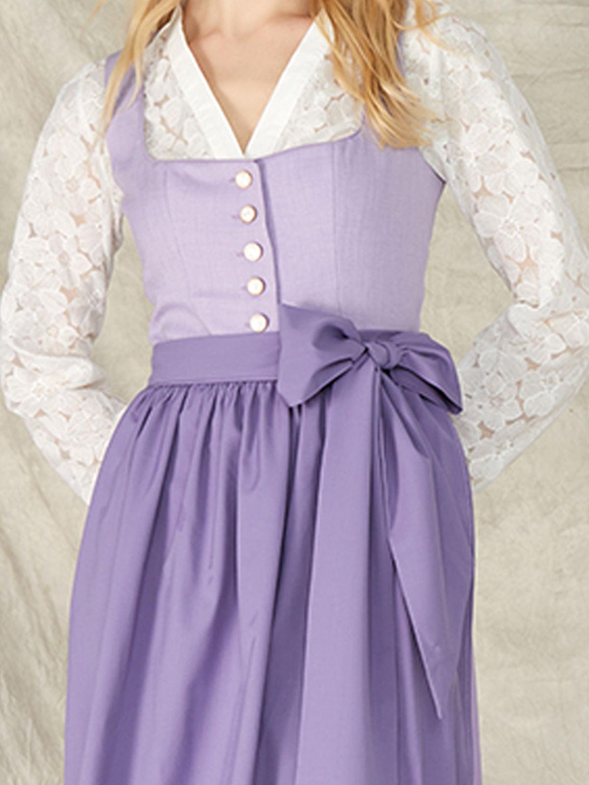 Lila Dirndl mit modernem Schnitt