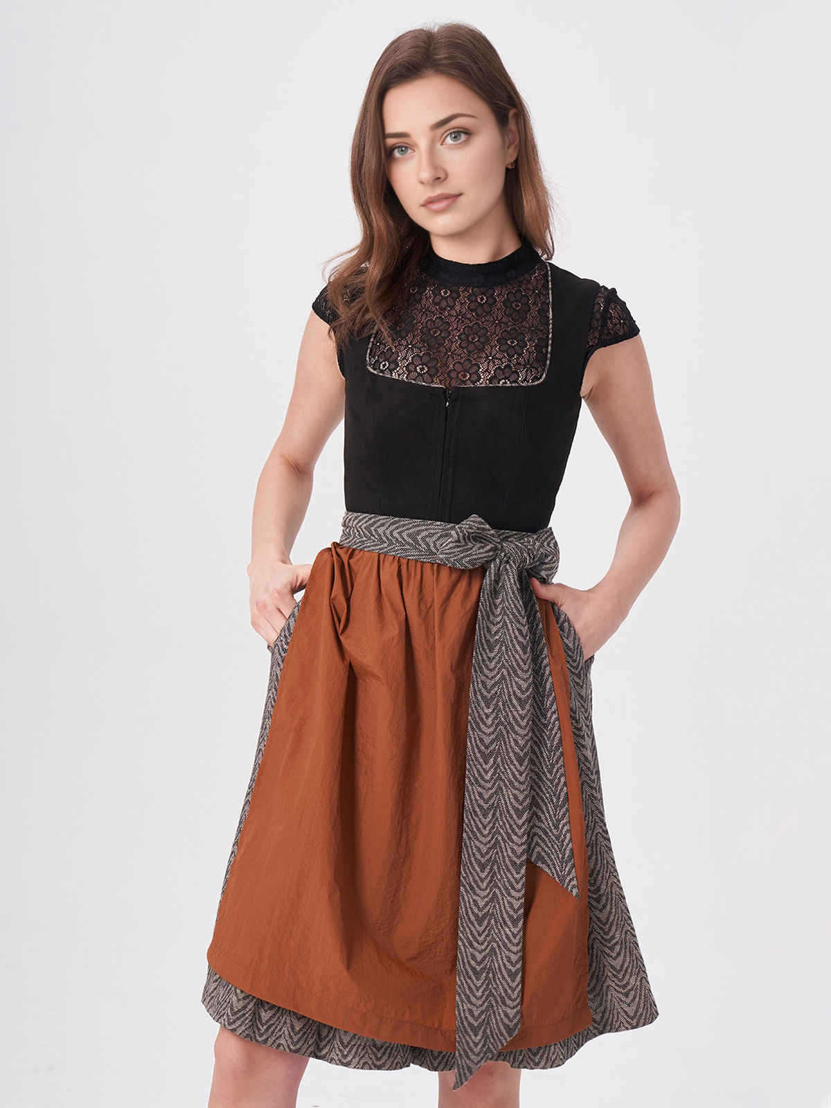 Stylisches schwarzes Dirndl mit weißer Bluse