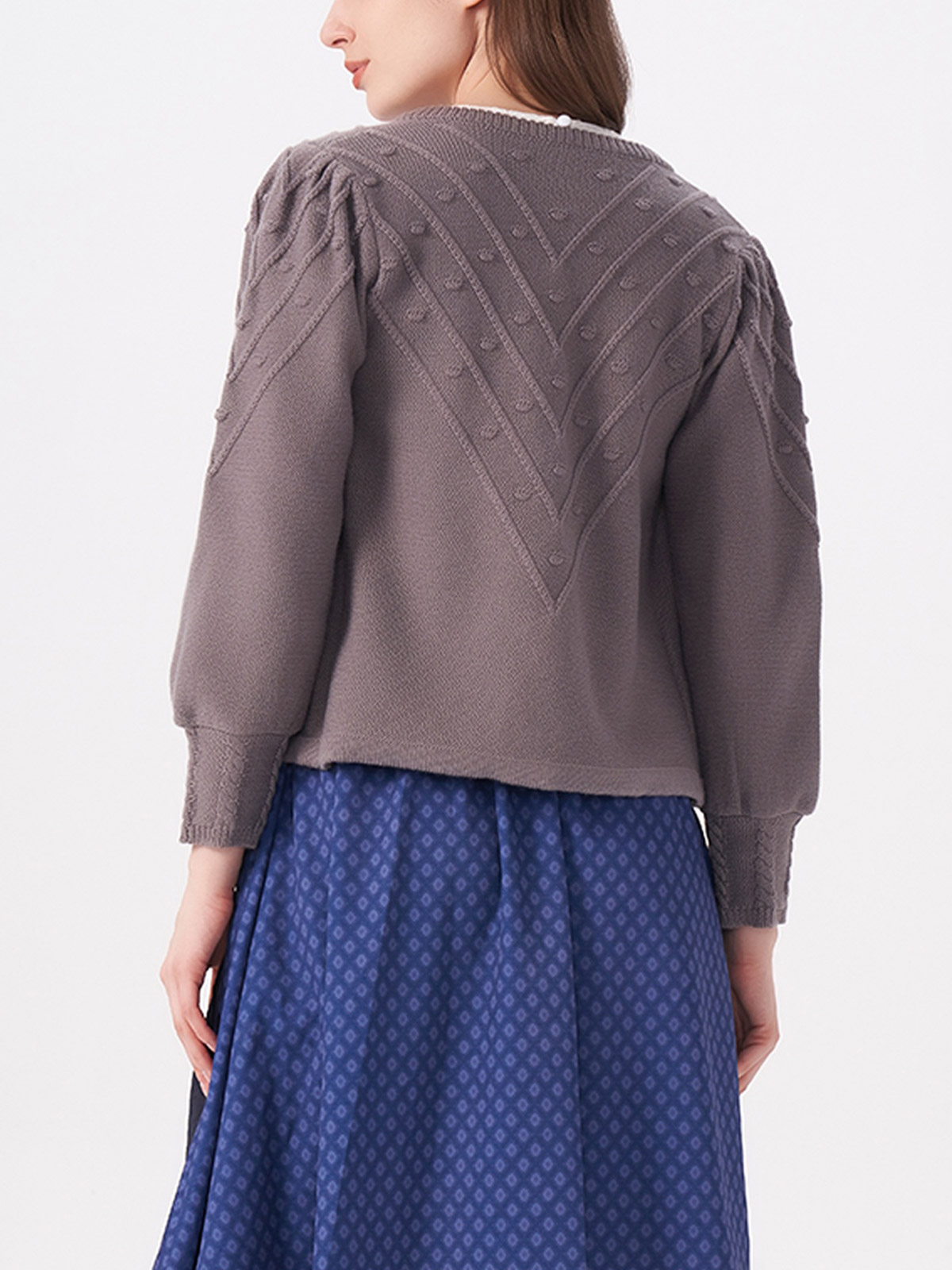 Dunkelrot Dirndl mit grauer Strickjacke