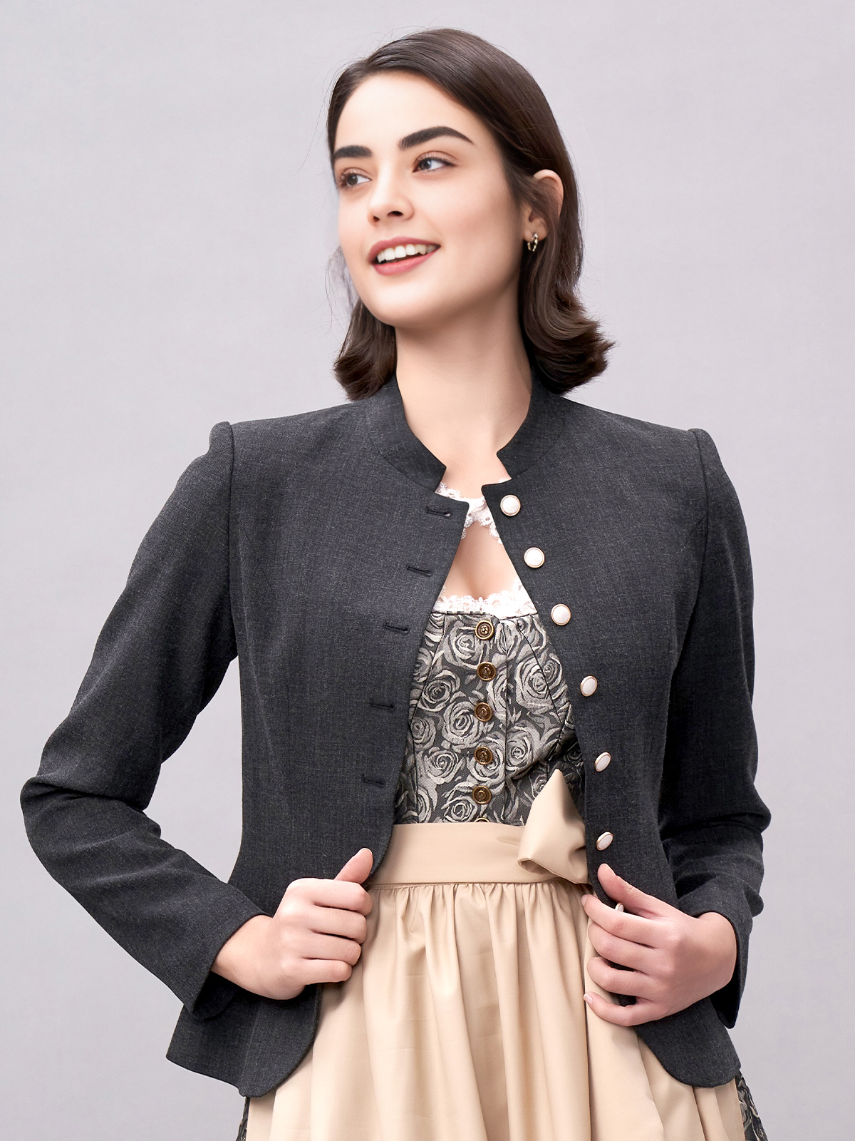 Dirndl in samtrotem Design