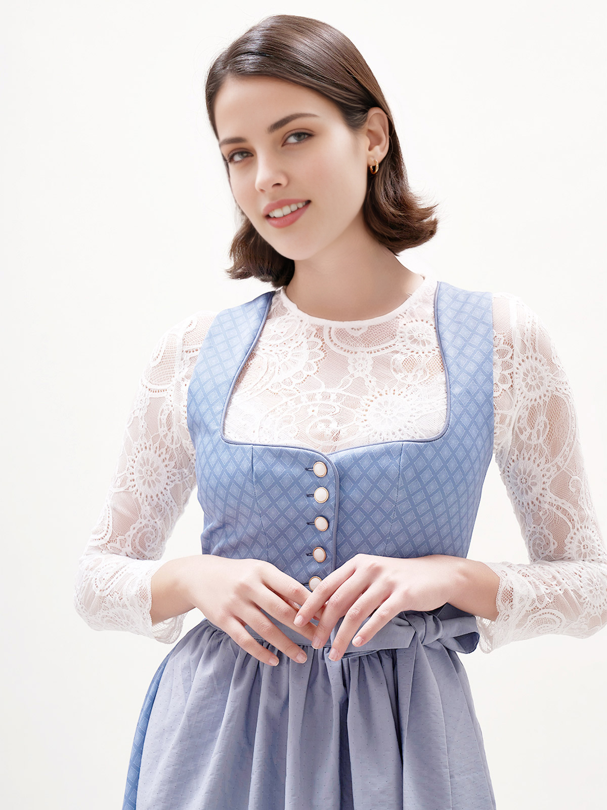 Modernes Dirndl in Blau mit Spitzenbluse