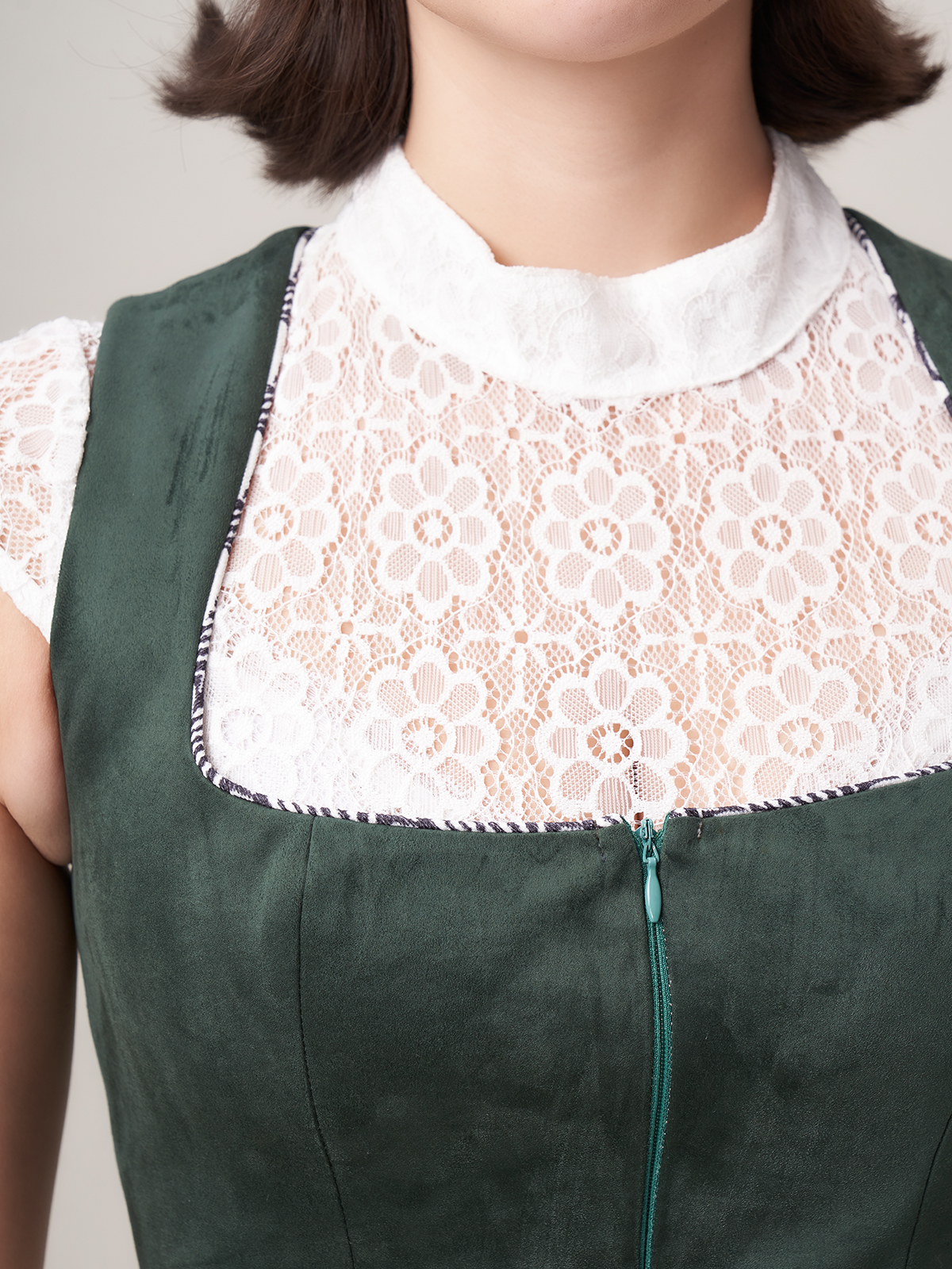 Modernes Dirndl in Grün – schlanker Schnitt, eleganter Stil