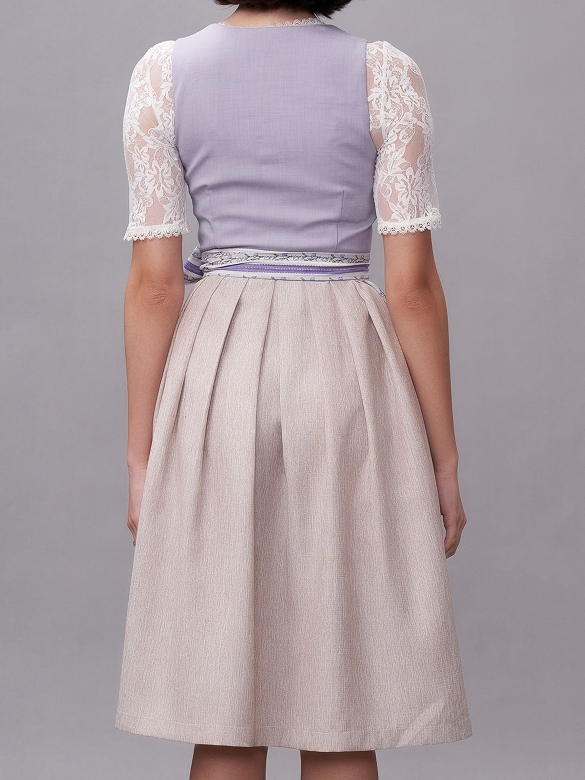 Modernes lila Dirndl mit Wildleder-Optik