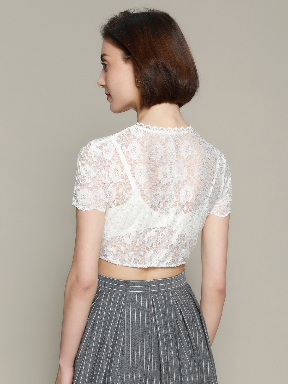 Graues Dirndl mit weißer Bluse
