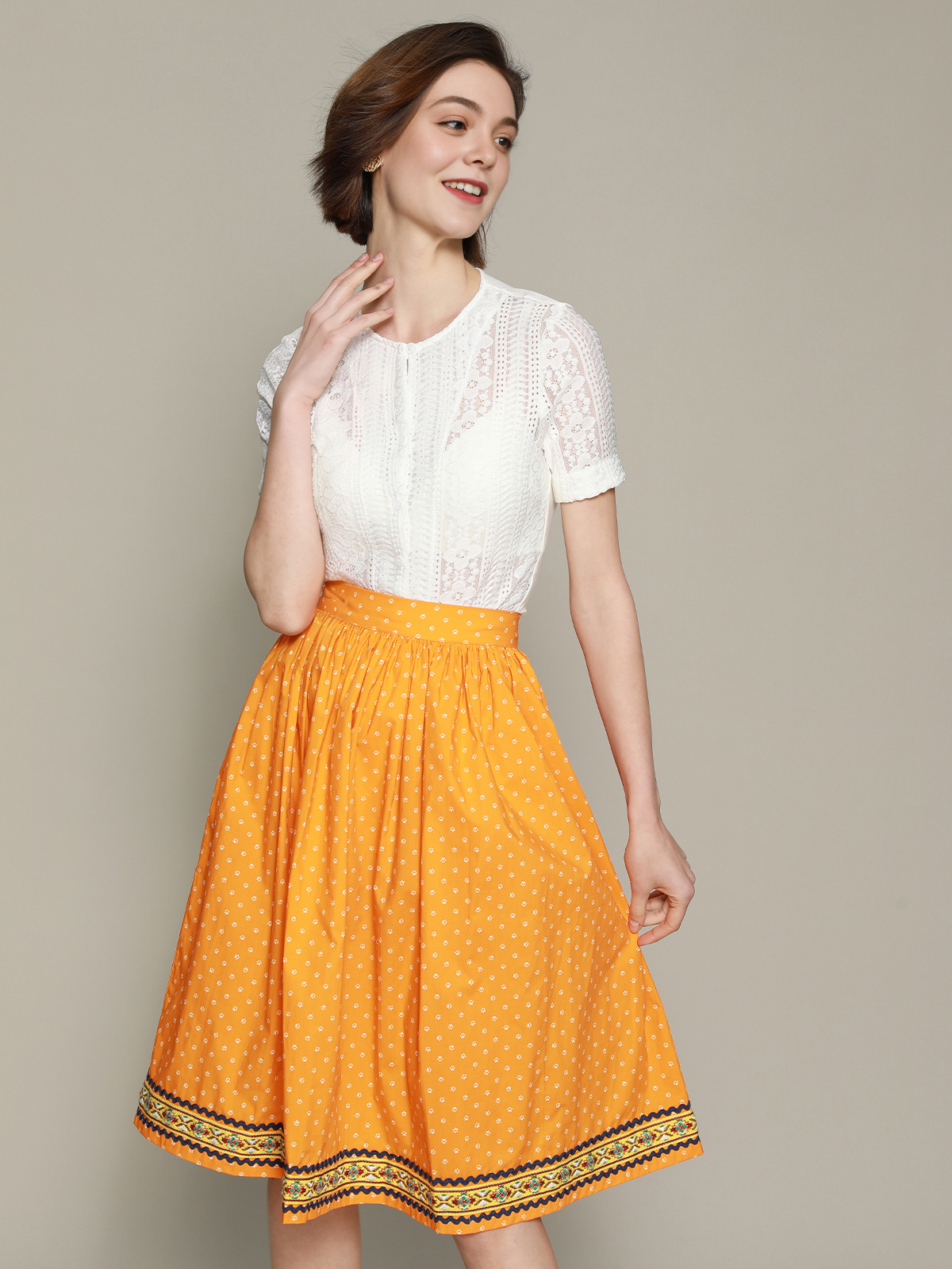 Dirndl Holz vor der Hüttn in Gelb