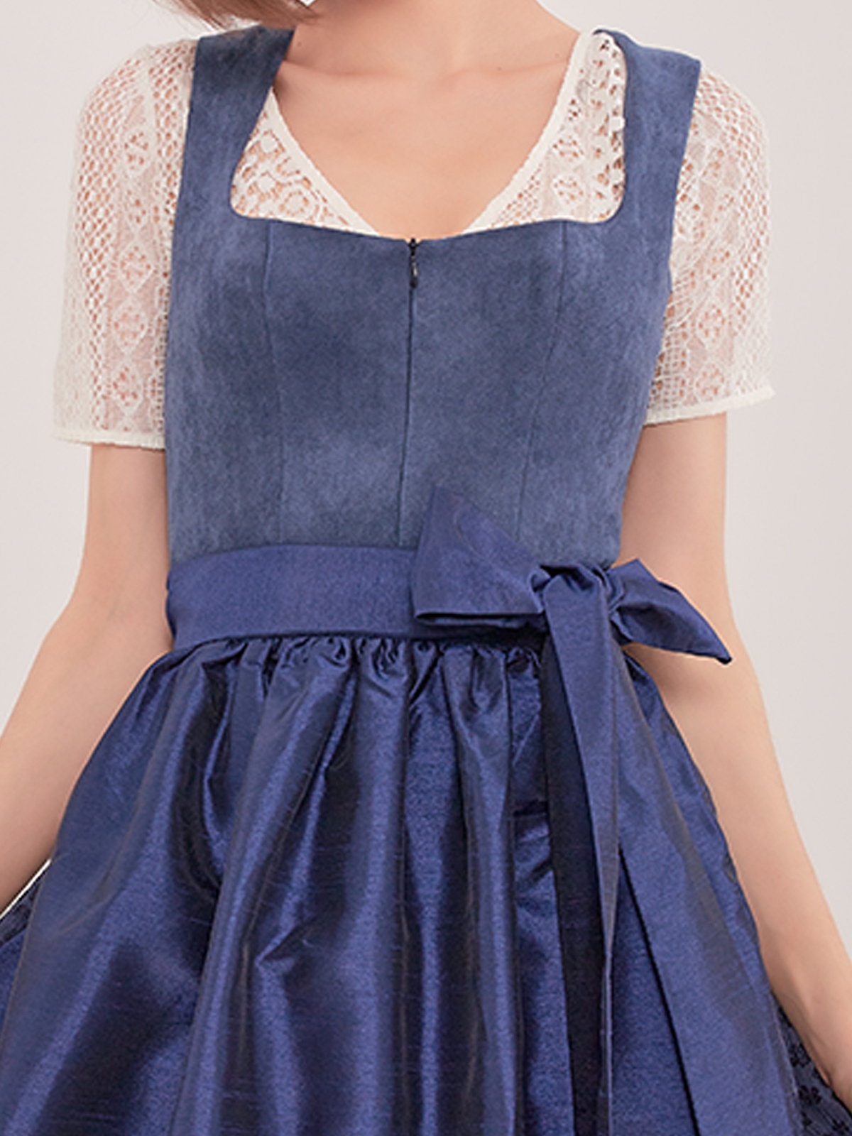 Modernes Dirndl in grau-rosa