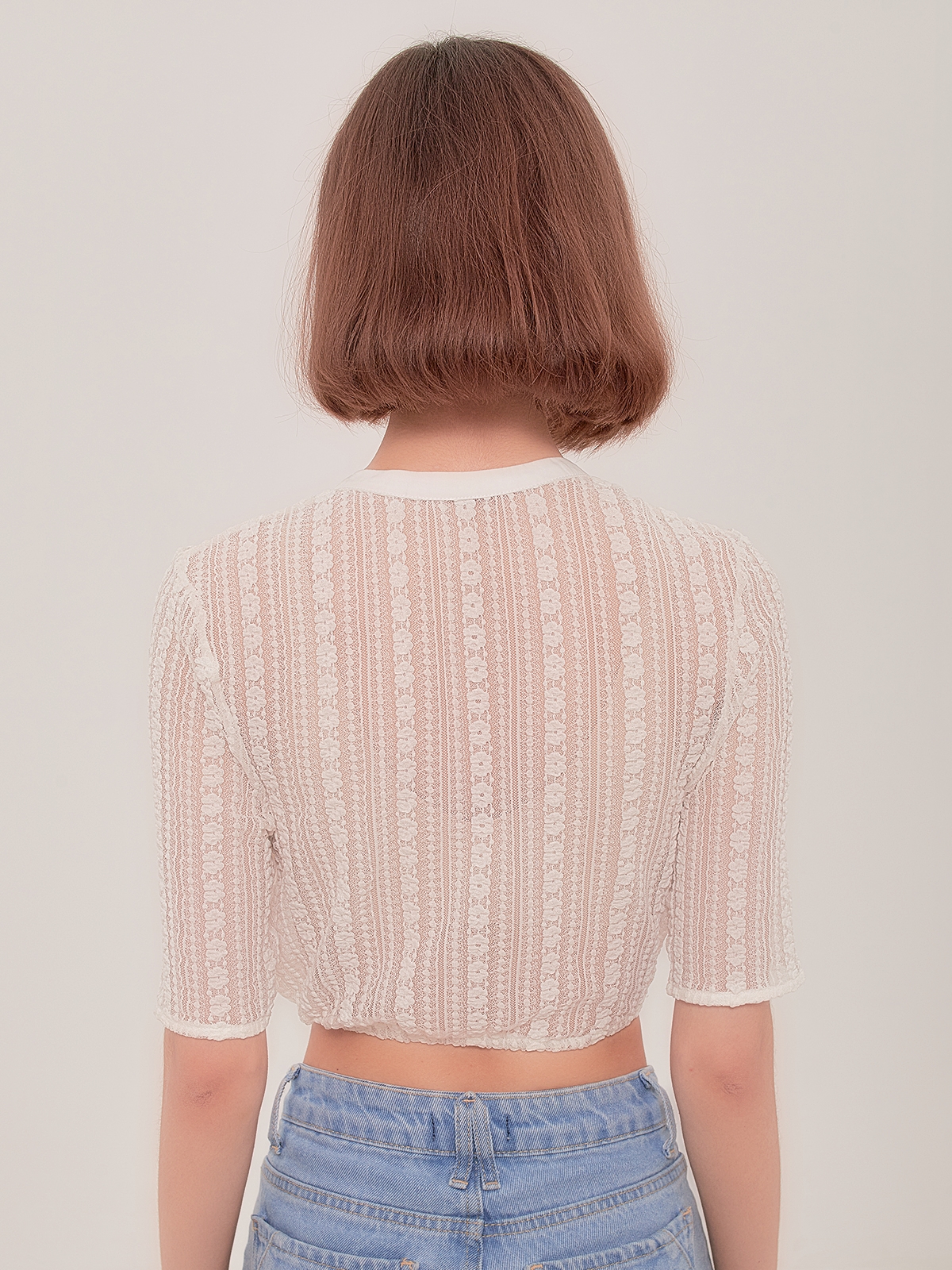 Ein elegantes rotes Samt-Dirndl mit weißer Bluse – perfekt für festliche Anlässe