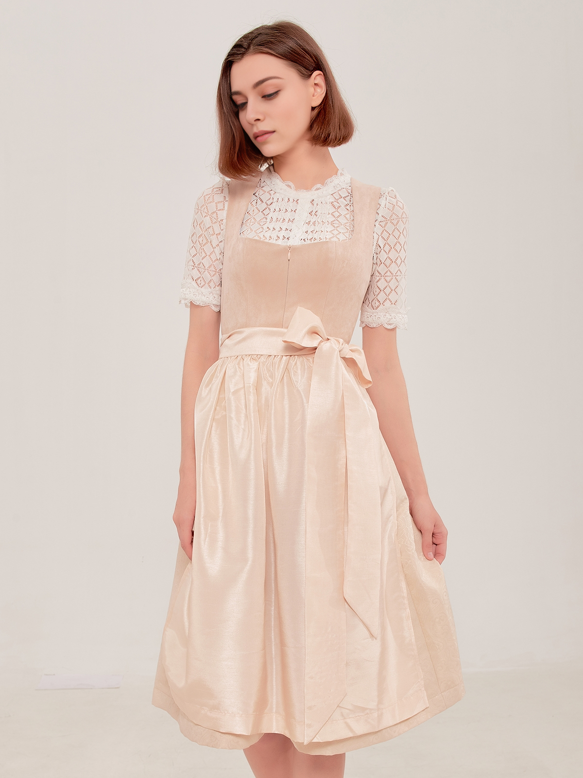 Dirndl samt hellblau in eleganter Passform