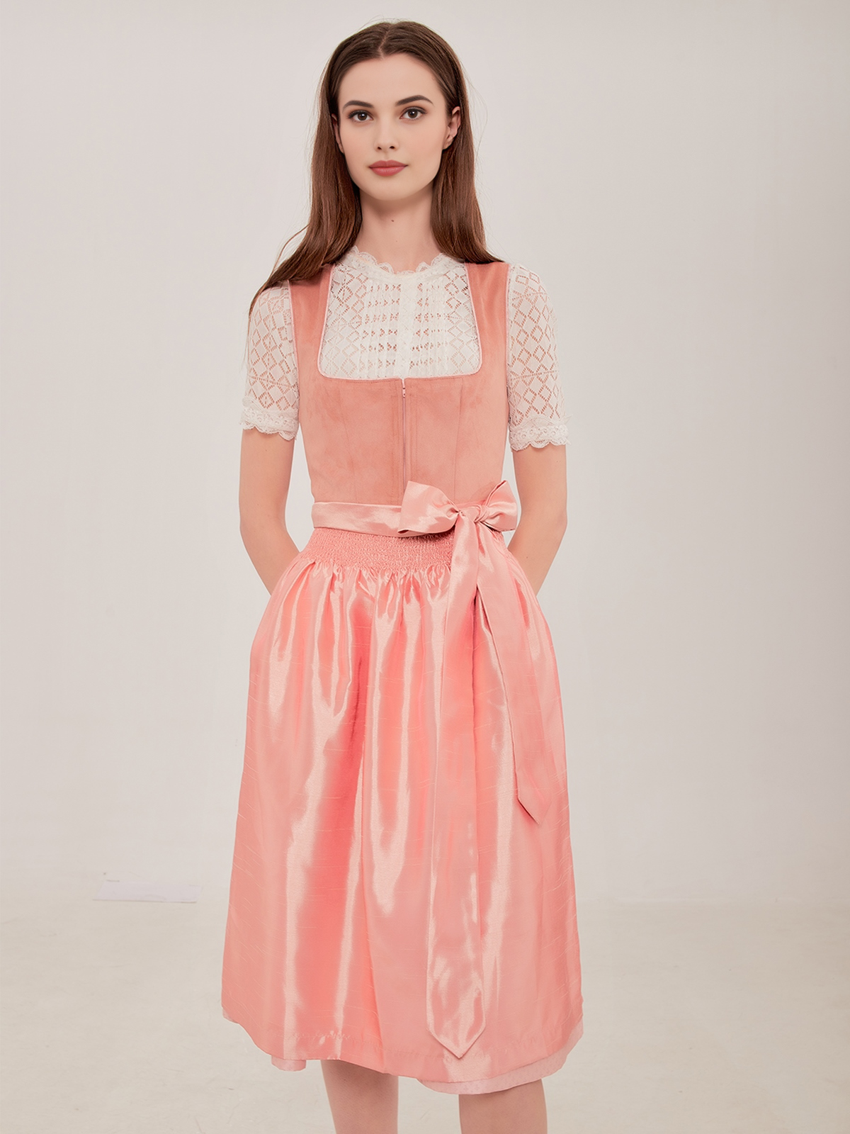 Moderne Dirndl Bluse Lila mit romantischen Details