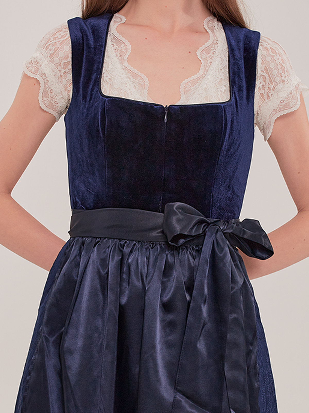 Ein elegantes rotes Samt-Dirndl